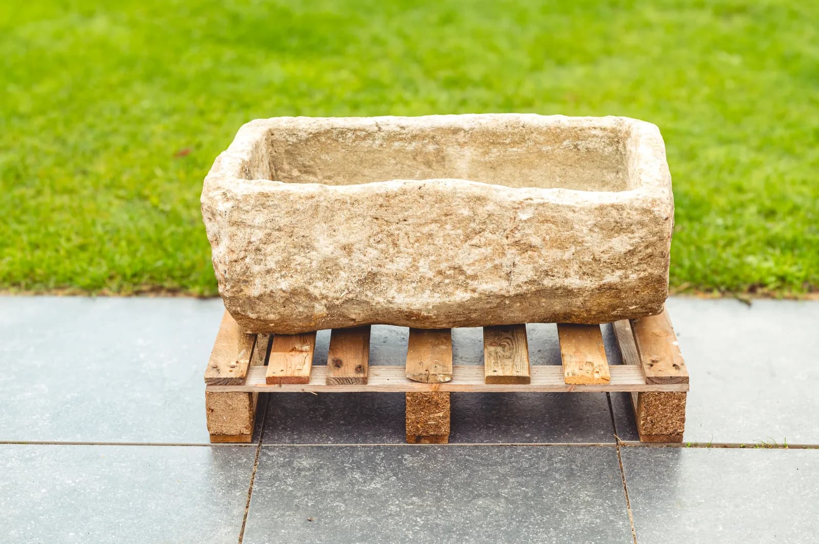 Kleine natuurstenen pot – DEFECT (21×54), verweerde kalksteen met natuurlijke patina, handgemaakt in Indonesië foto 2