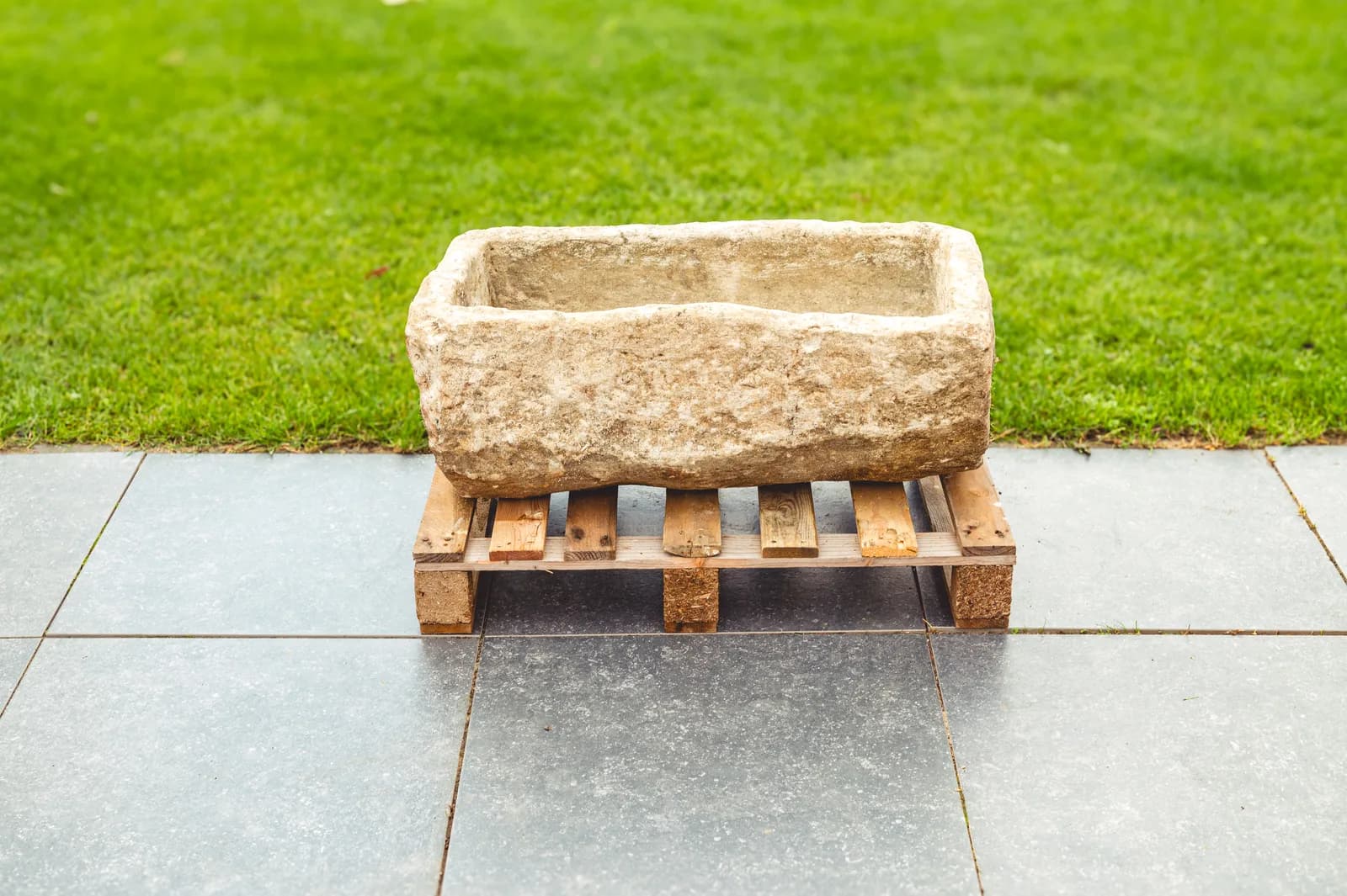 Kleine natuurstenen pot – DEFECT (21×54), verweerde kalksteen met natuurlijke patina, handgemaakt in Indonesië foto 3