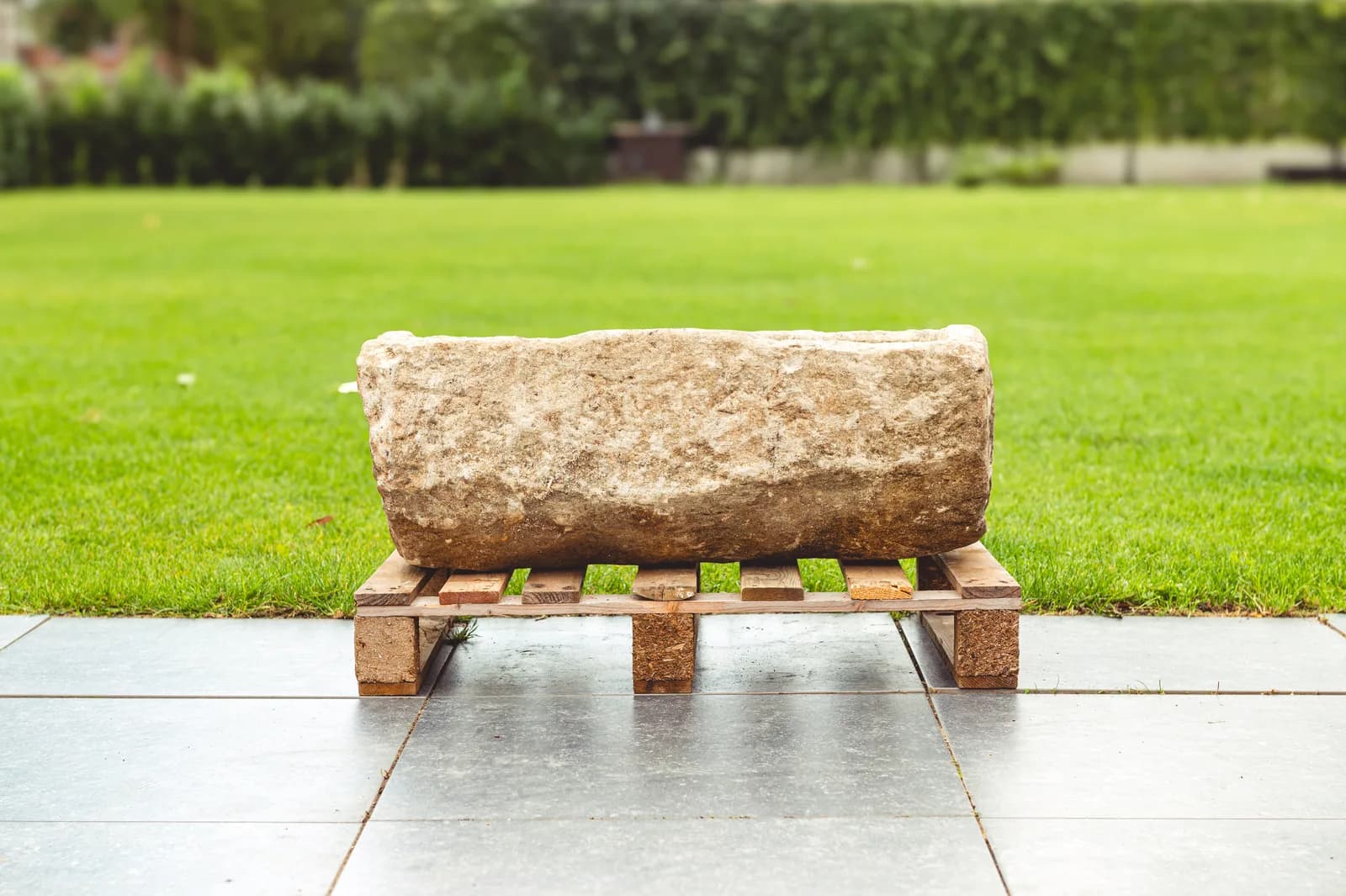 Kleine natuurstenen pot – DEFECT (21×54), verweerde kalksteen met natuurlijke patina, handgemaakt in Indonesië foto 4