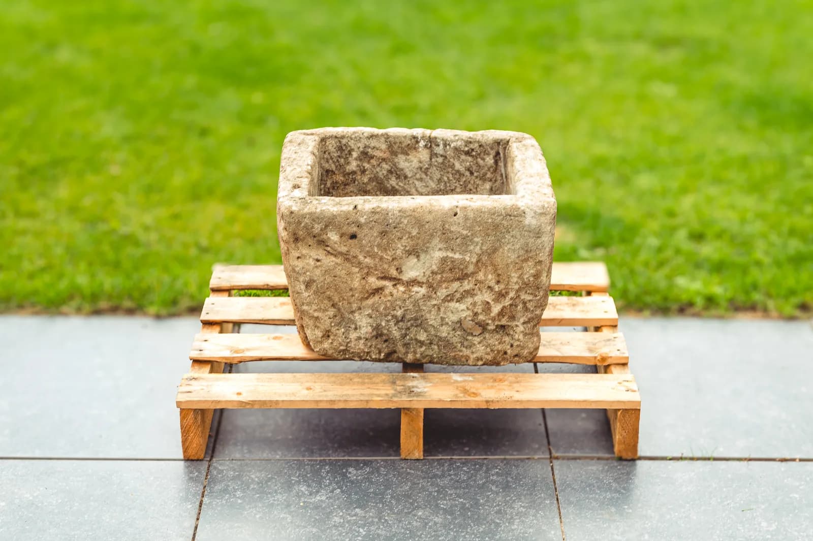 Gepatineerde natuurstenen pot, beige en grijs, rond (45×55), handgemaakt en verweerd, persoonlijk ingekocht in Indonesië