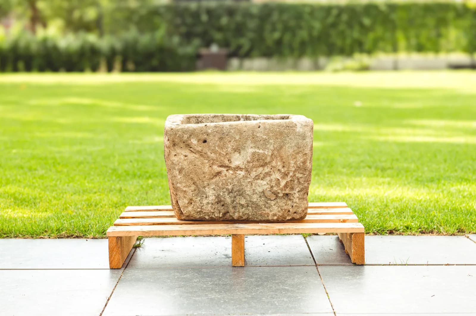 Gepatineerde natuurstenen pot, beige en grijs, rond (45×55), verweerde natuursteen met natuurlijke patina, handgemaakt in Indonesië foto 2