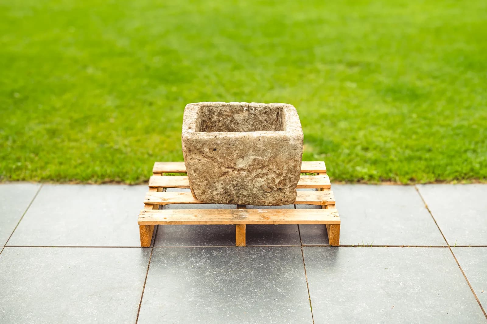 Gepatineerde natuurstenen pot, beige en grijs, rond (45×55), verweerde natuursteen met natuurlijke patina, handgemaakt in Indonesië foto 3