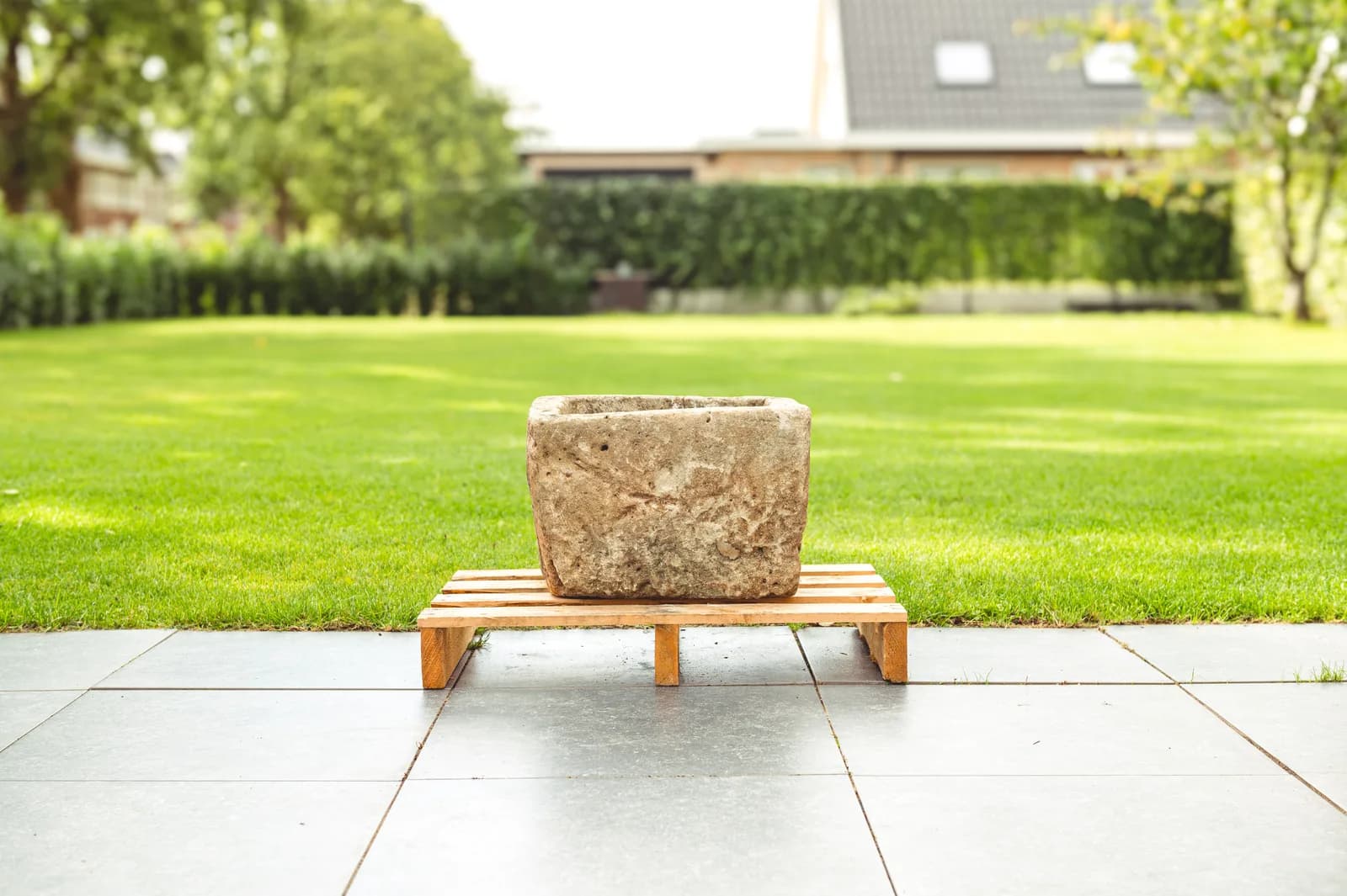 Gepatineerde natuurstenen pot, beige en grijs, rond (45×55), verweerde natuursteen met natuurlijke patina, handgemaakt in Indonesië foto 4