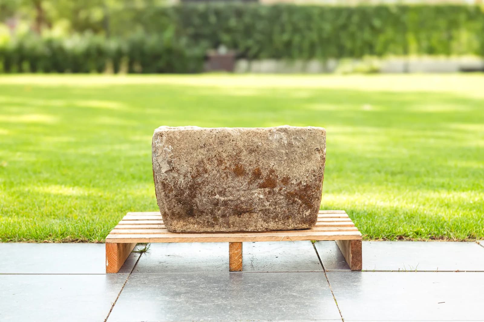 Massieve ovalen natuurstenen trog met dikke rand (27×78×63), verweerde natuursteen met natuurlijke patina, handgemaakt in Indonesië foto 2