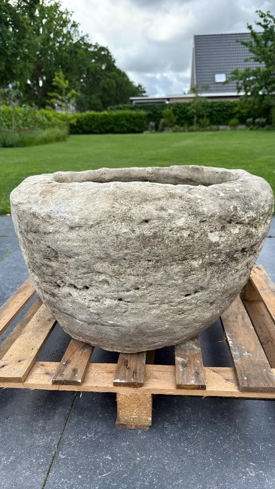Kleine natuurstenen plantenpot, beige, rond, met afwateringsgat, handgemaakt en verweerd, persoonlijk ingekocht in Indonesië