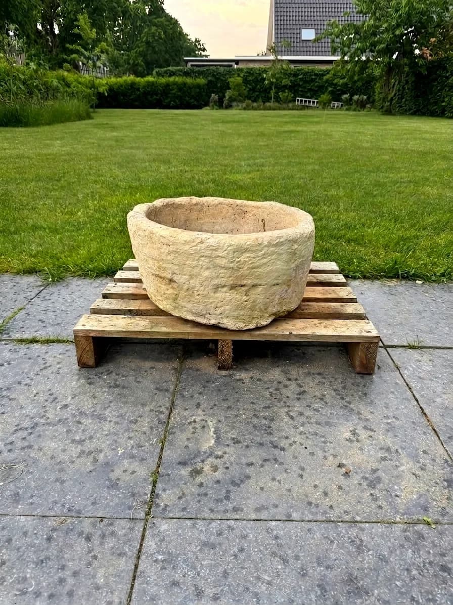Kleine natuurstenen plantenpot, beige, rond, met afwateringsgat, verweerde klei met natuurlijke patina, handgemaakt in Indonesië foto 2