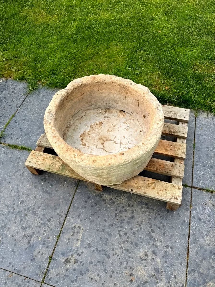 Kleine natuurstenen plantenpot, beige, rond, met afwateringsgat, verweerde klei met natuurlijke patina, handgemaakt in Indonesië foto 3
