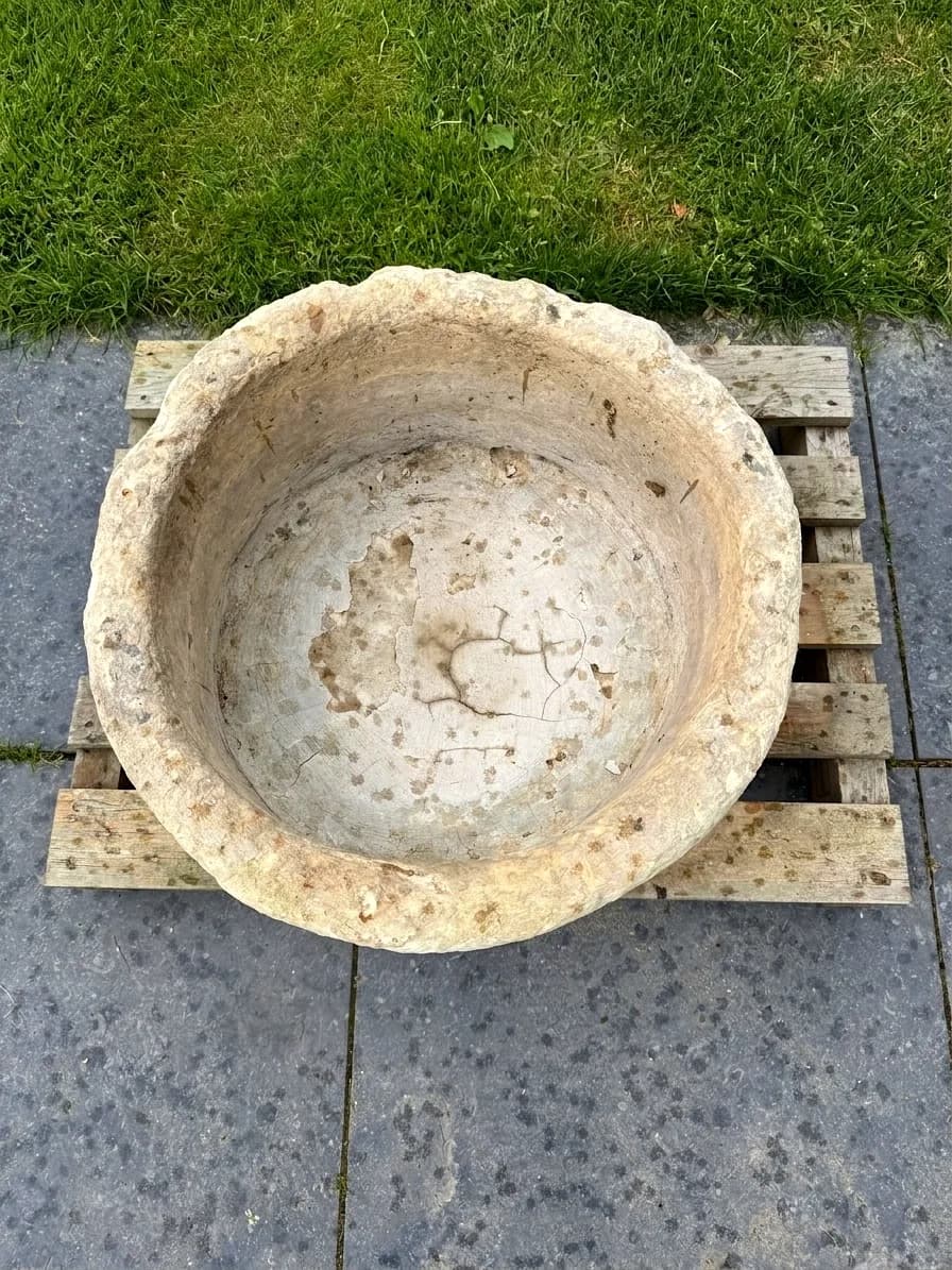 Kleine natuurstenen plantenpot, beige, rond, met afwateringsgat, verweerde klei met natuurlijke patina, handgemaakt in Indonesië foto 4