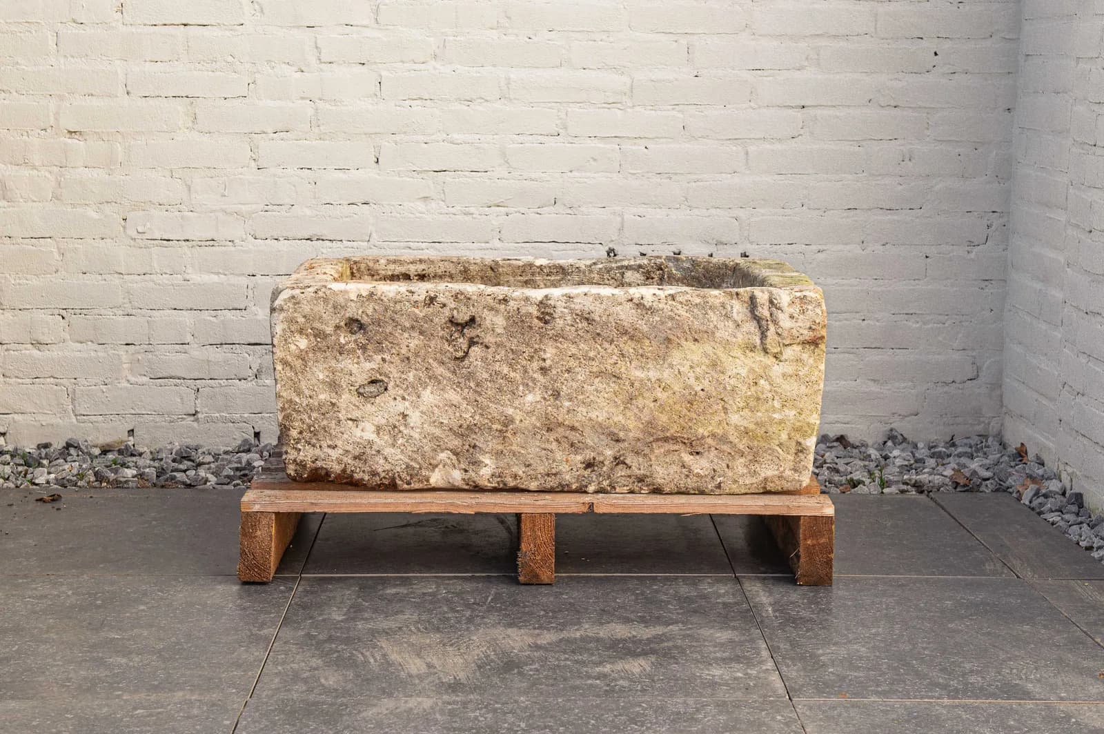 Antieke massieve natuurstenen trog met diepe patina (28×75×51), verweerde natuursteen met natuurlijke patina, handgemaakt in Indonesië foto 3