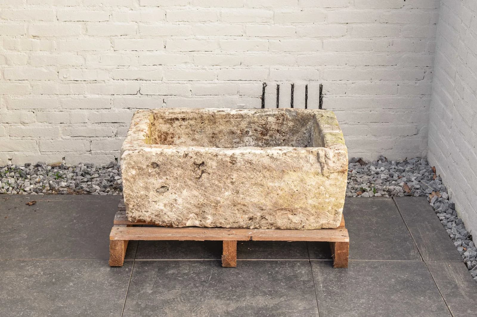 Antieke massieve natuurstenen trog met diepe patina (28×75×51), verweerde natuursteen met natuurlijke patina, handgemaakt in Indonesië foto 4