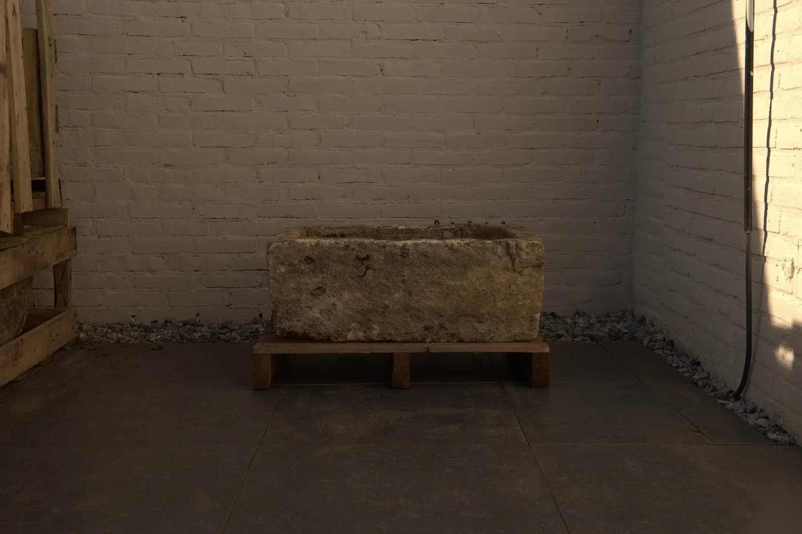 Antieke massieve natuurstenen trog met diepe patina (28×75×51), verweerde natuursteen met natuurlijke patina, handgemaakt in Indonesië foto 5