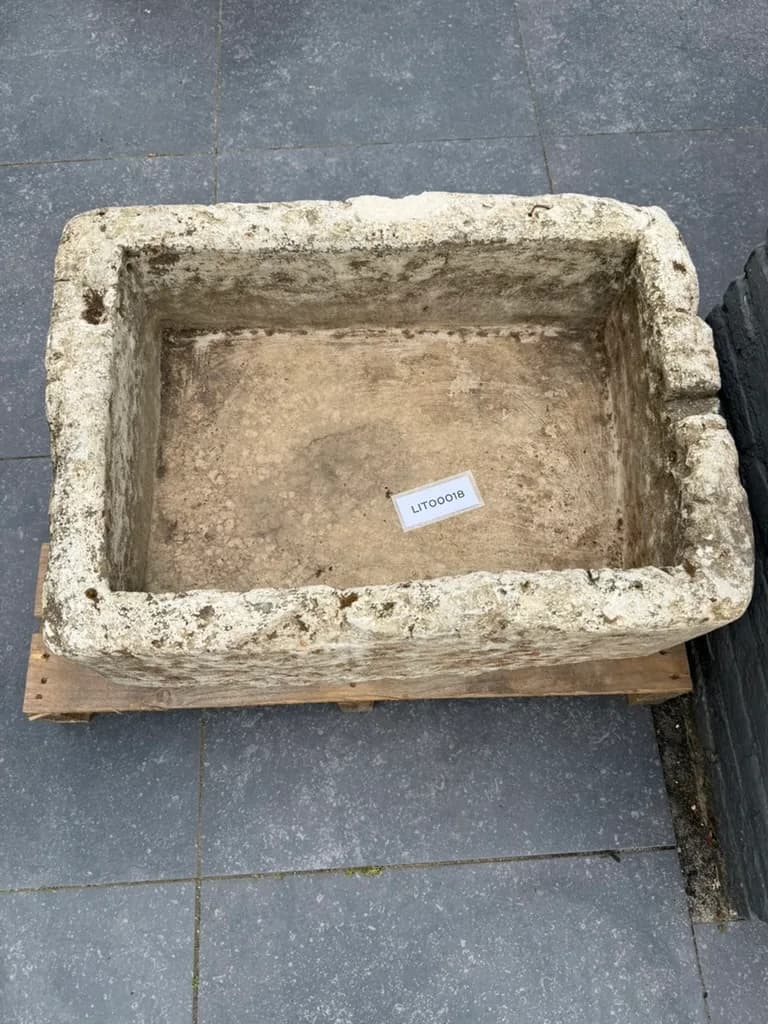 Doorleefde natuurstenen trog met mospatina, beige/grijs, rechthoekig, verweerde natuursteen met natuurlijke patina, handgemaakt in Indonesië foto 2