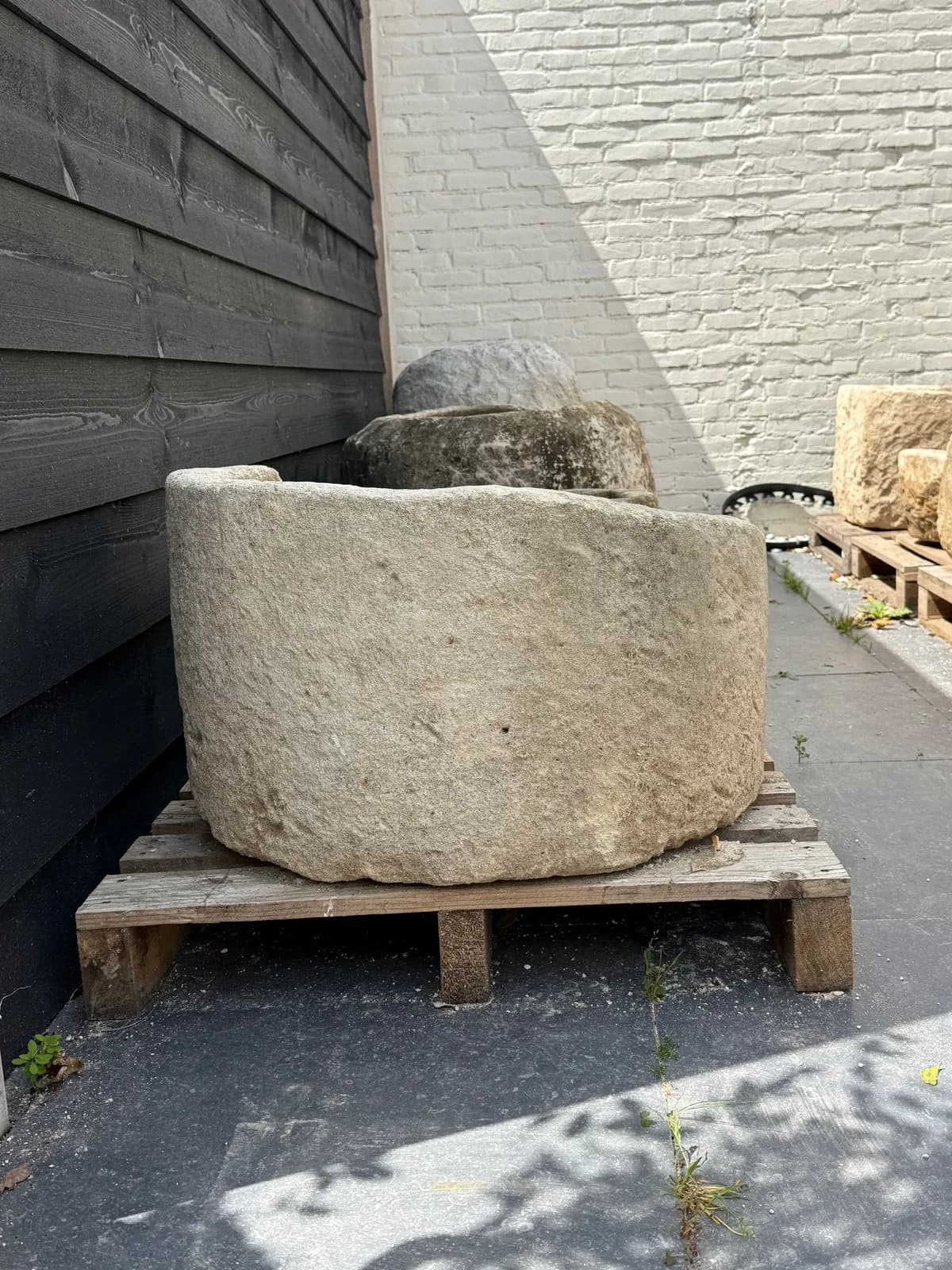 Natuurstenen pot met patina, beige, rond, lager model (24/43 x Ø70), verweerde natuursteen met natuurlijke patina, handgemaakt in Indonesië foto 12