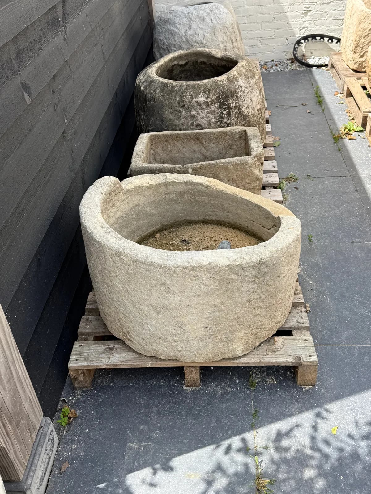 Natuurstenen pot met patina, beige, rond, lager model (24/43 x Ø70), verweerde natuursteen met natuurlijke patina, handgemaakt in Indonesië foto 13