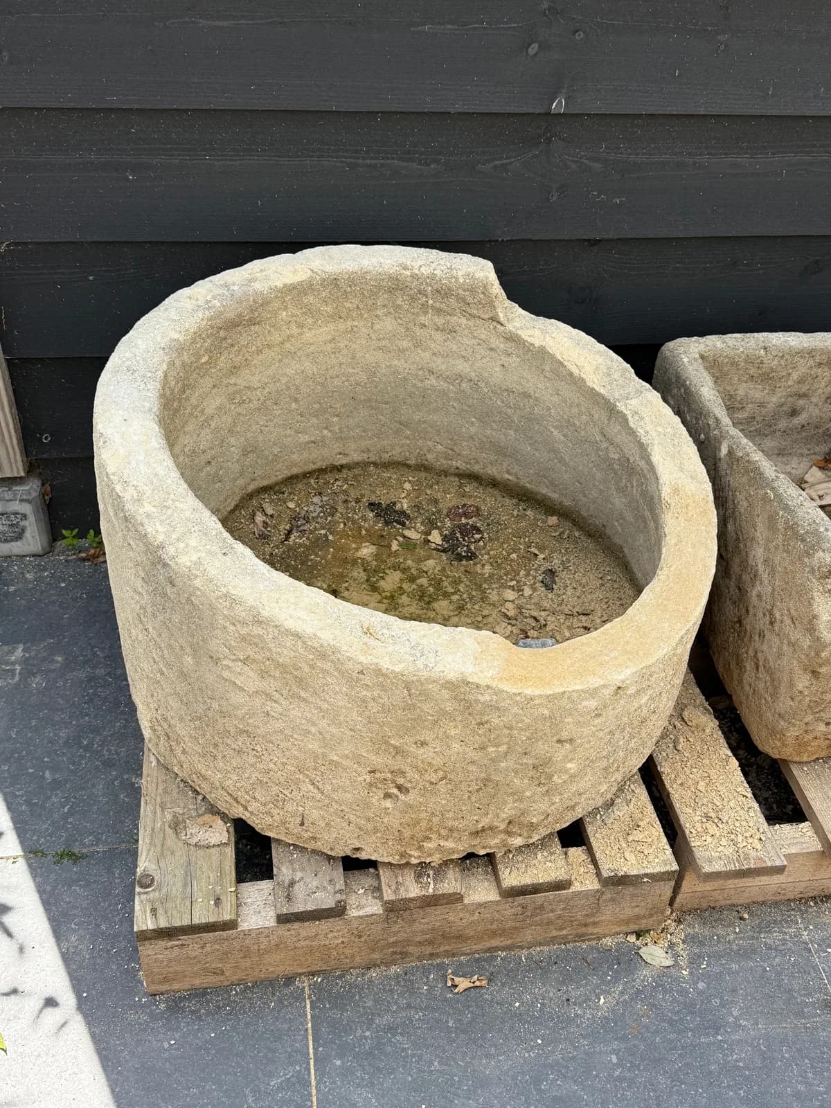 Natuurstenen pot met patina, beige, rond, lager model (24/43 x Ø70), verweerde natuursteen met natuurlijke patina, handgemaakt in Indonesië foto 14