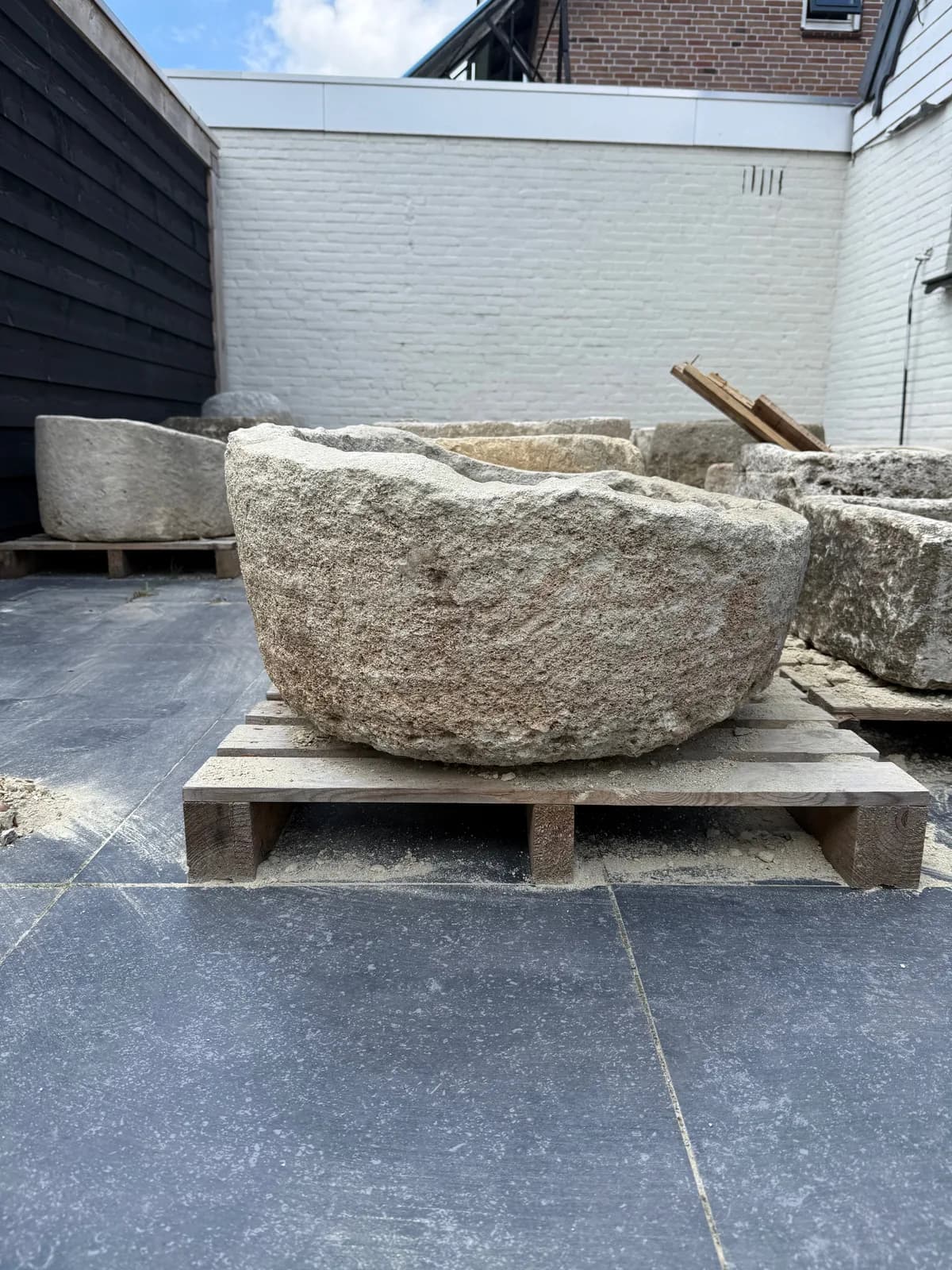 Natuurstenen pot, beige, rond, met aflopende rand (27/38 x Ø74), handgemaakt en verweerd, persoonlijk ingekocht in Indonesië