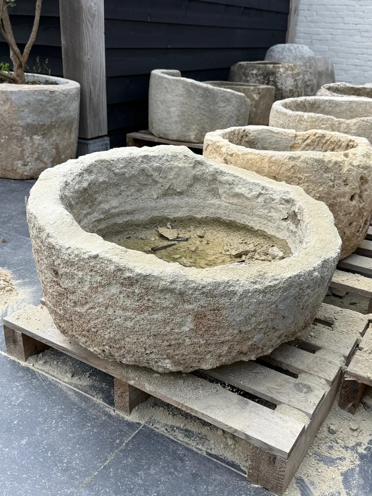 Natuurstenen pot, beige, rond, met aflopende rand (27/38 x Ø74), verweerde natuursteen met natuurlijke patina, handgemaakt in Indonesië foto 2