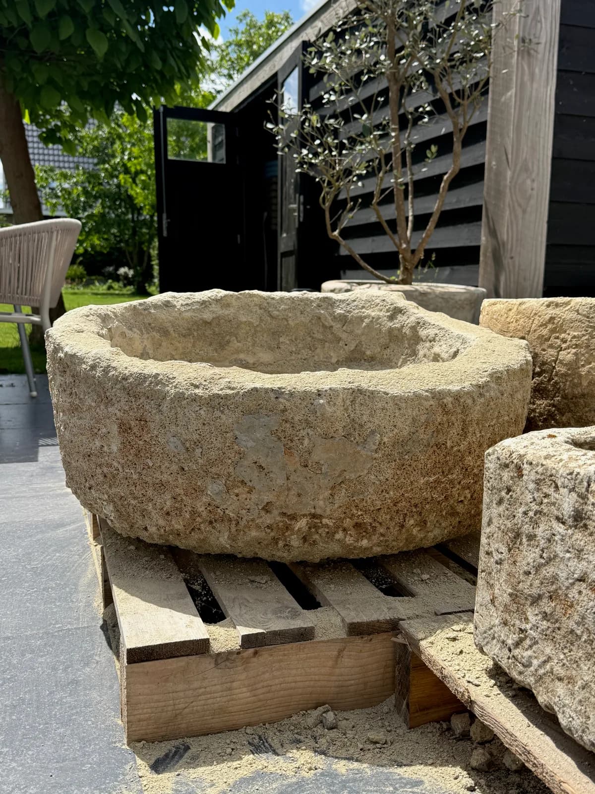 Natuurstenen pot, beige, rond, met aflopende rand (27/38 x Ø74), verweerde natuursteen met natuurlijke patina, handgemaakt in Indonesië foto 3