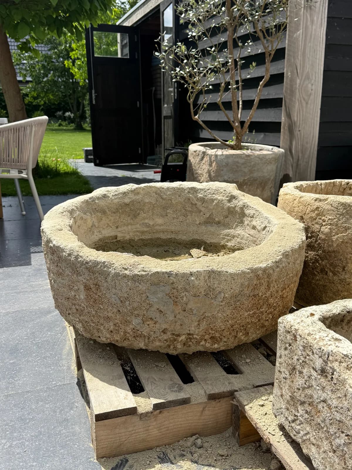 Natuurstenen pot, beige, rond, met aflopende rand (27/38 x Ø74), verweerde natuursteen met natuurlijke patina, handgemaakt in Indonesië foto 4