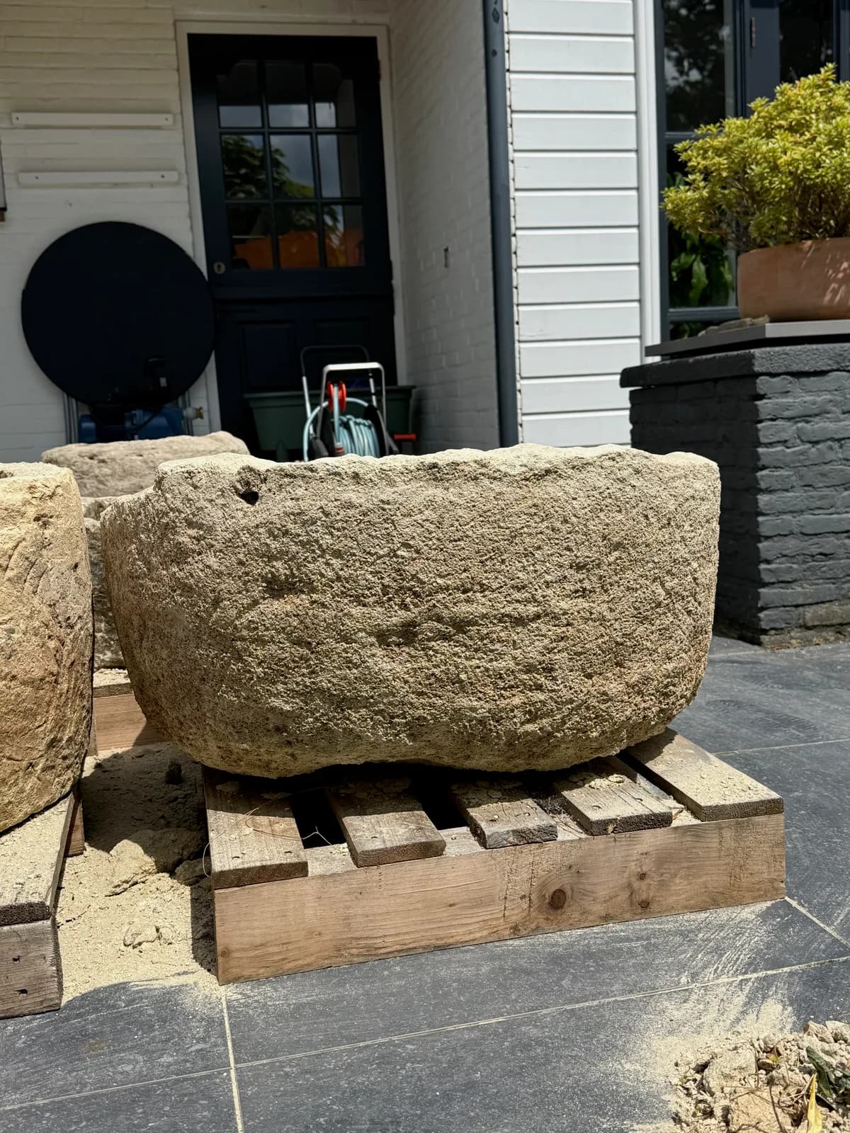 Natuurstenen pot, beige, rond, met aflopende rand (27/38 x Ø74), verweerde natuursteen met natuurlijke patina, handgemaakt in Indonesië foto 5