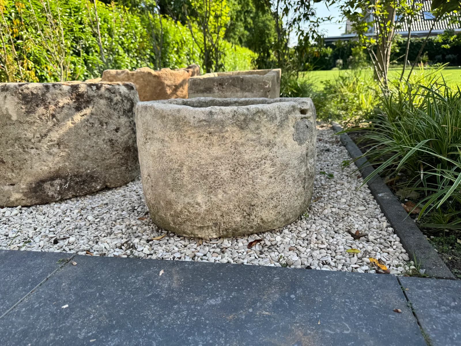 Doorleefde natuurstenen pot, zacht gepatineerd, rond (30×48), handgemaakt en verweerd, persoonlijk ingekocht in Indonesië