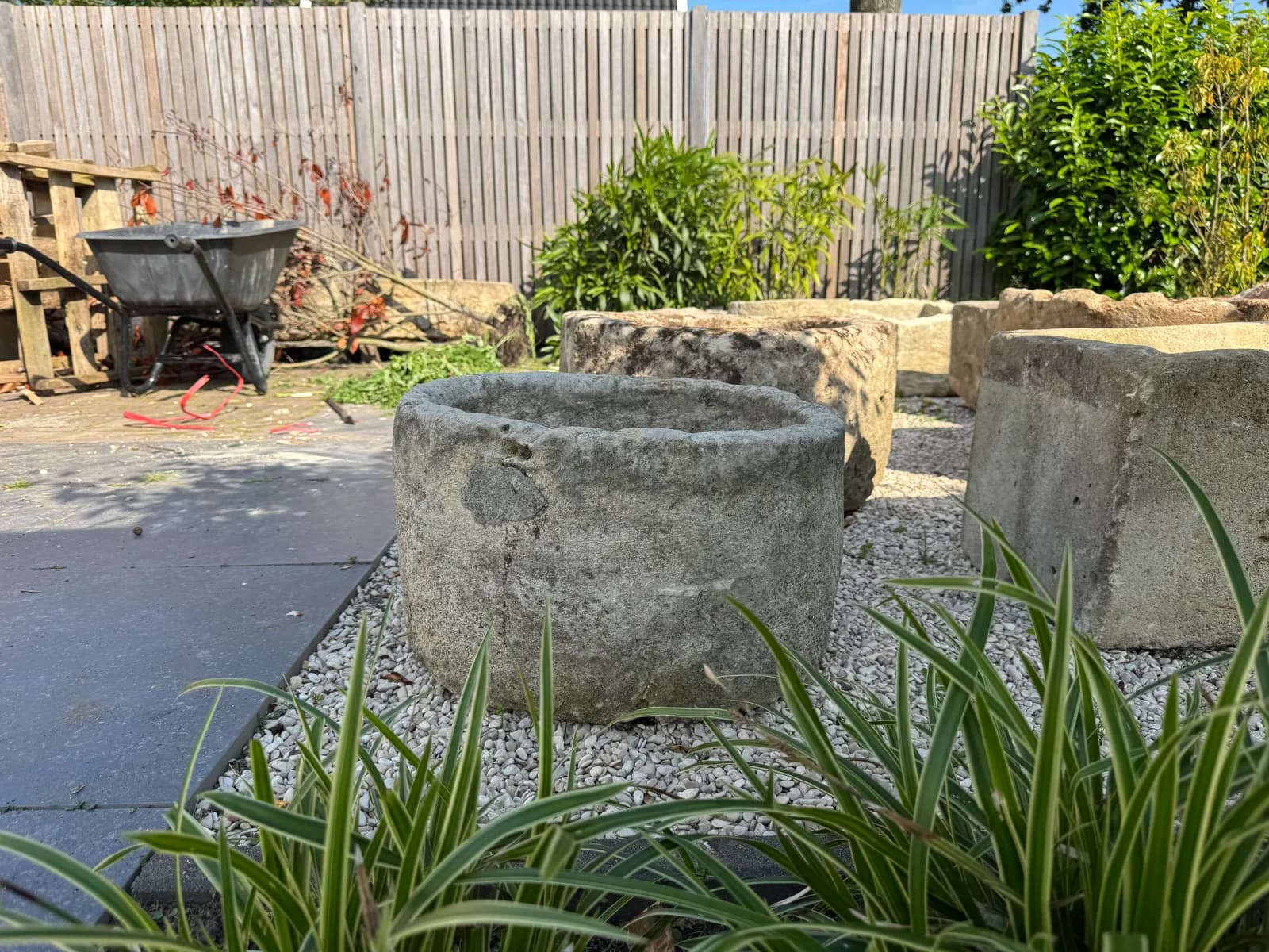 Doorleefde natuurstenen pot, zacht gepatineerd, rond (30×48), verweerde kalksteen met natuurlijke patina, handgemaakt in Indonesië foto 2