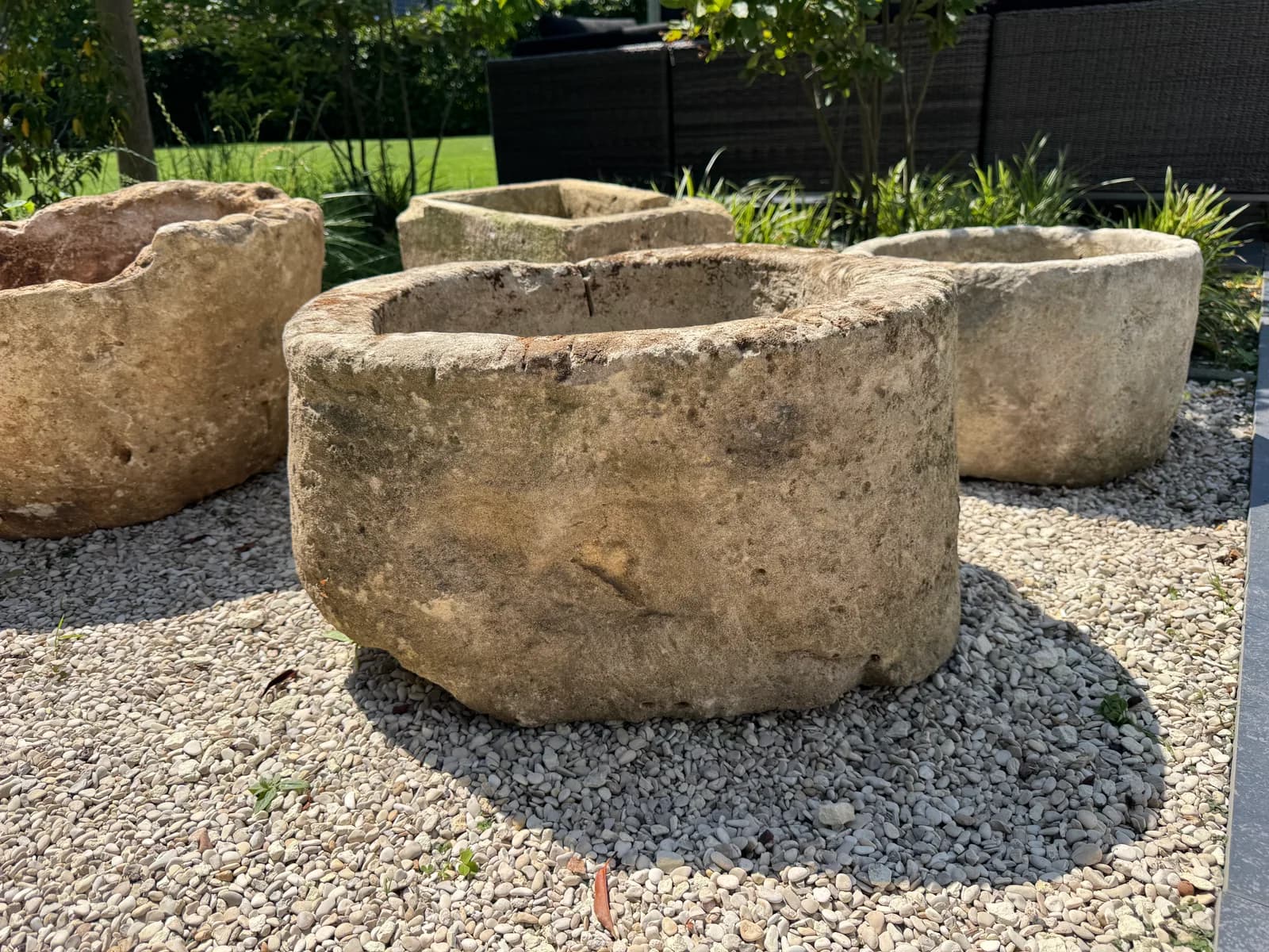 Natuurstenen pot, beige, rond met doorleefde patina, verweerde kalksteen met natuurlijke patina, handgemaakt in Indonesië foto 2