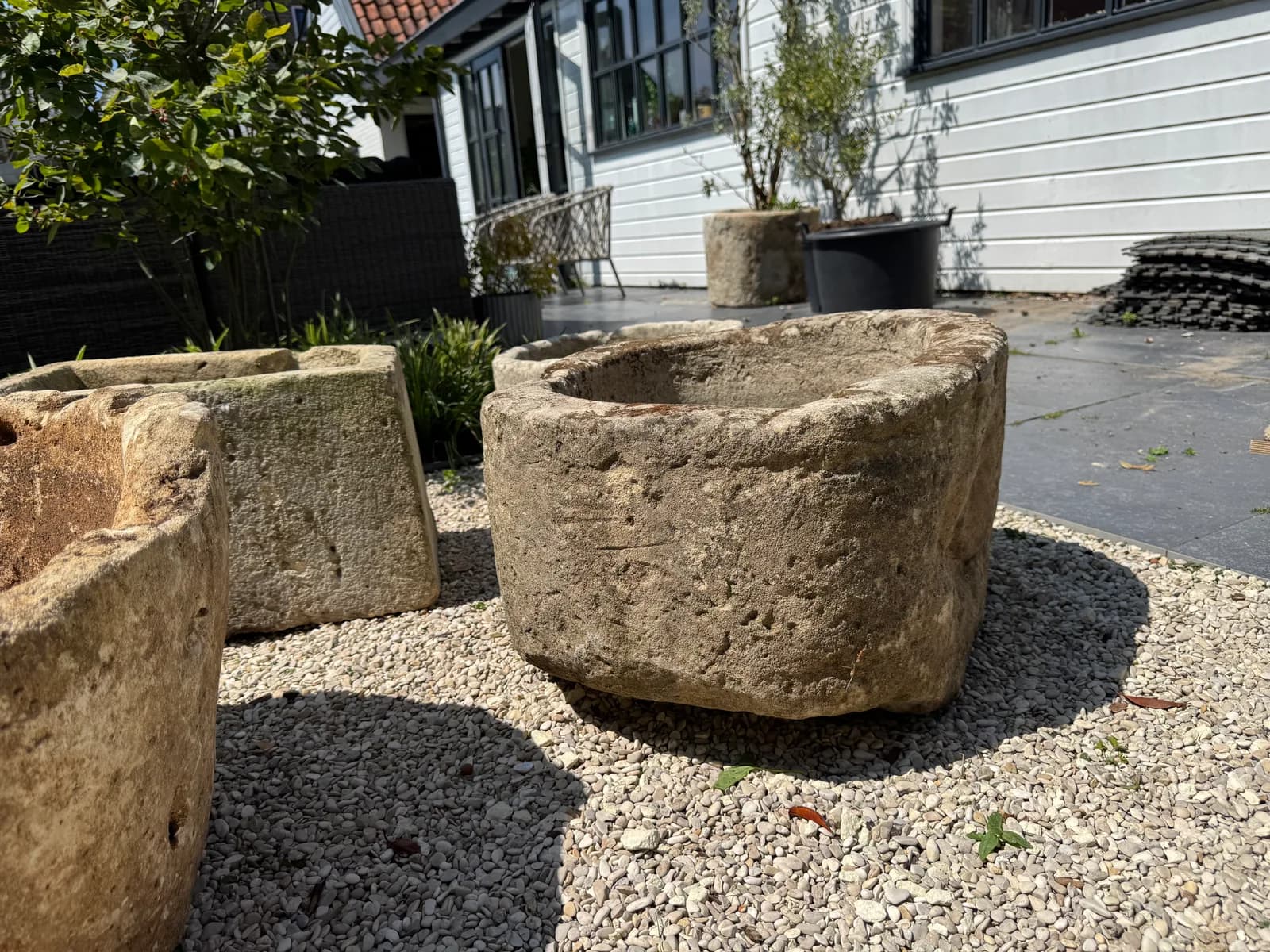 Natuurstenen pot, beige, rond met doorleefde patina, verweerde kalksteen met natuurlijke patina, handgemaakt in Indonesië foto 3