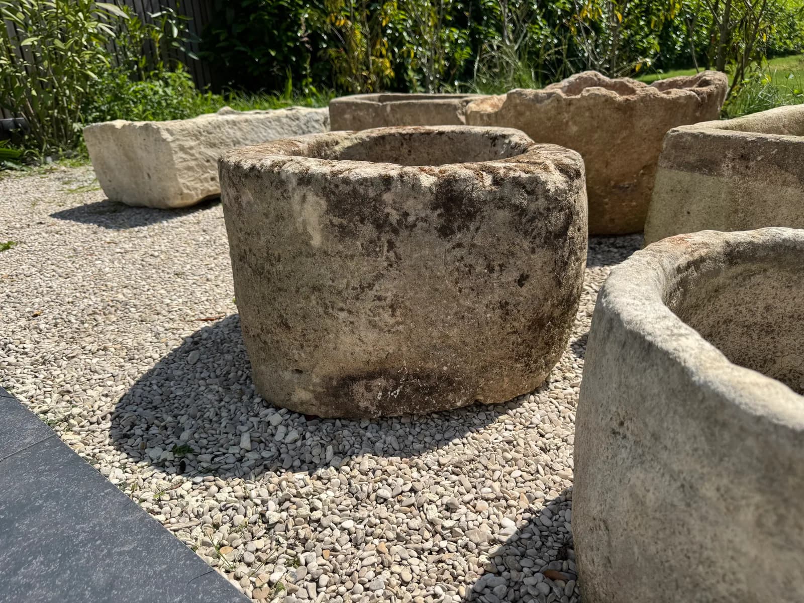 Natuurstenen pot, beige, rond met doorleefde patina, verweerde kalksteen met natuurlijke patina, handgemaakt in Indonesië foto 4