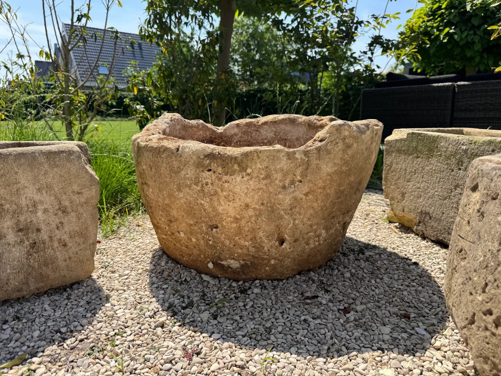 Sterk gepatineerde natuurstenen pot met mos, rond (48×83), handgemaakt en verweerd, persoonlijk ingekocht in Indonesië