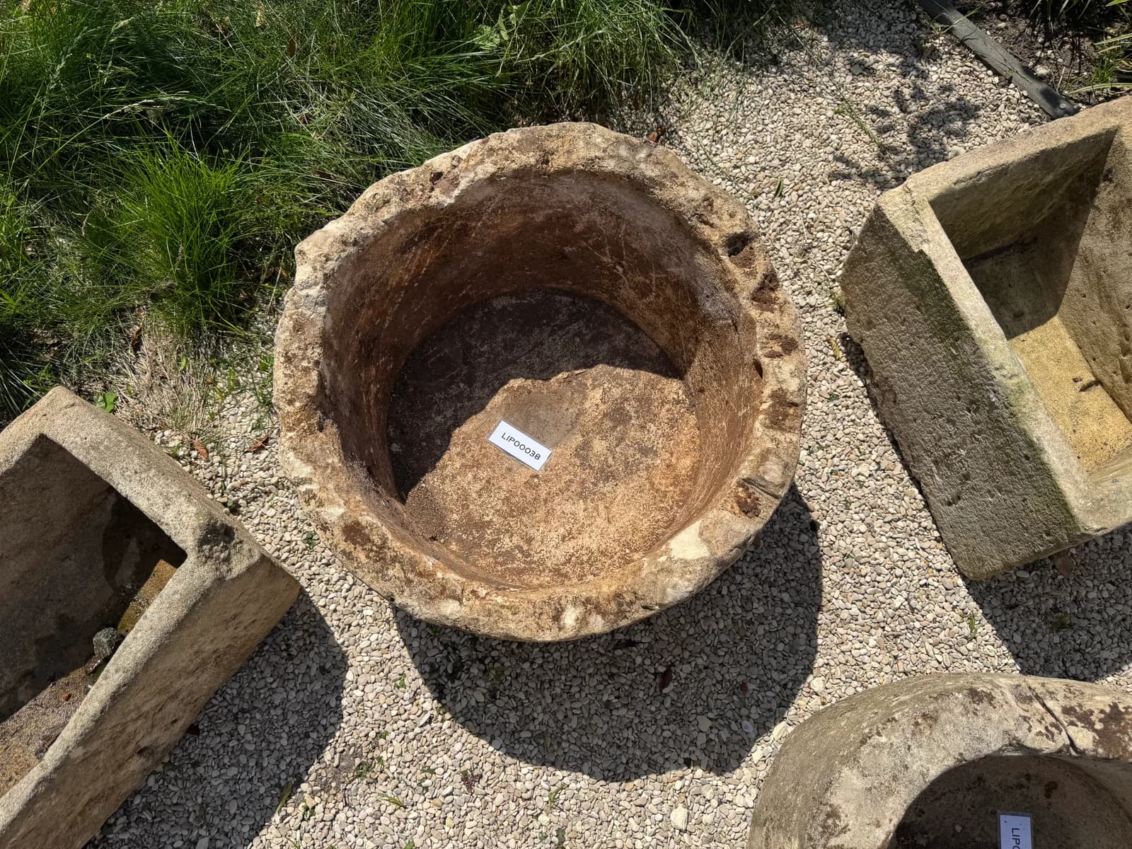 Sterk gepatineerde natuurstenen pot met mos, rond (48×83), verweerde natuursteen met natuurlijke patina, handgemaakt in Indonesië foto 2
