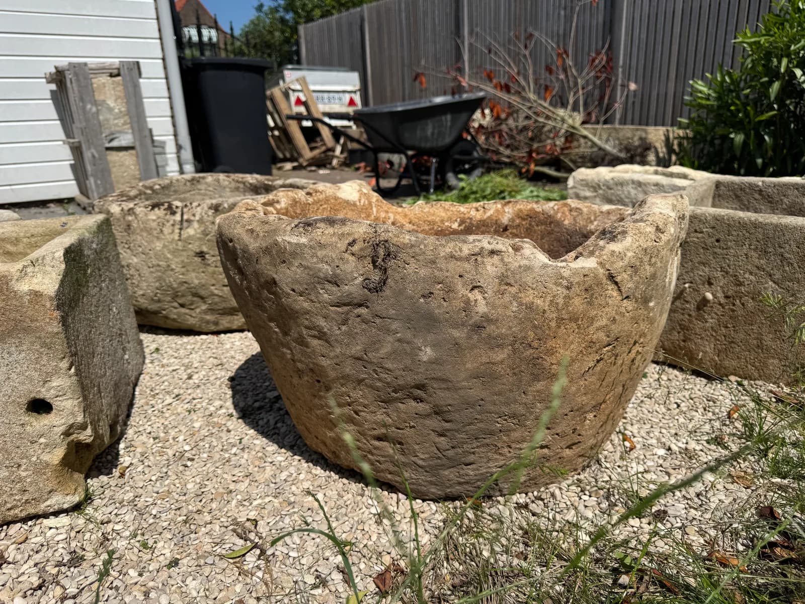Sterk gepatineerde natuurstenen pot met mos, rond (48×83), verweerde natuursteen met natuurlijke patina, handgemaakt in Indonesië foto 3