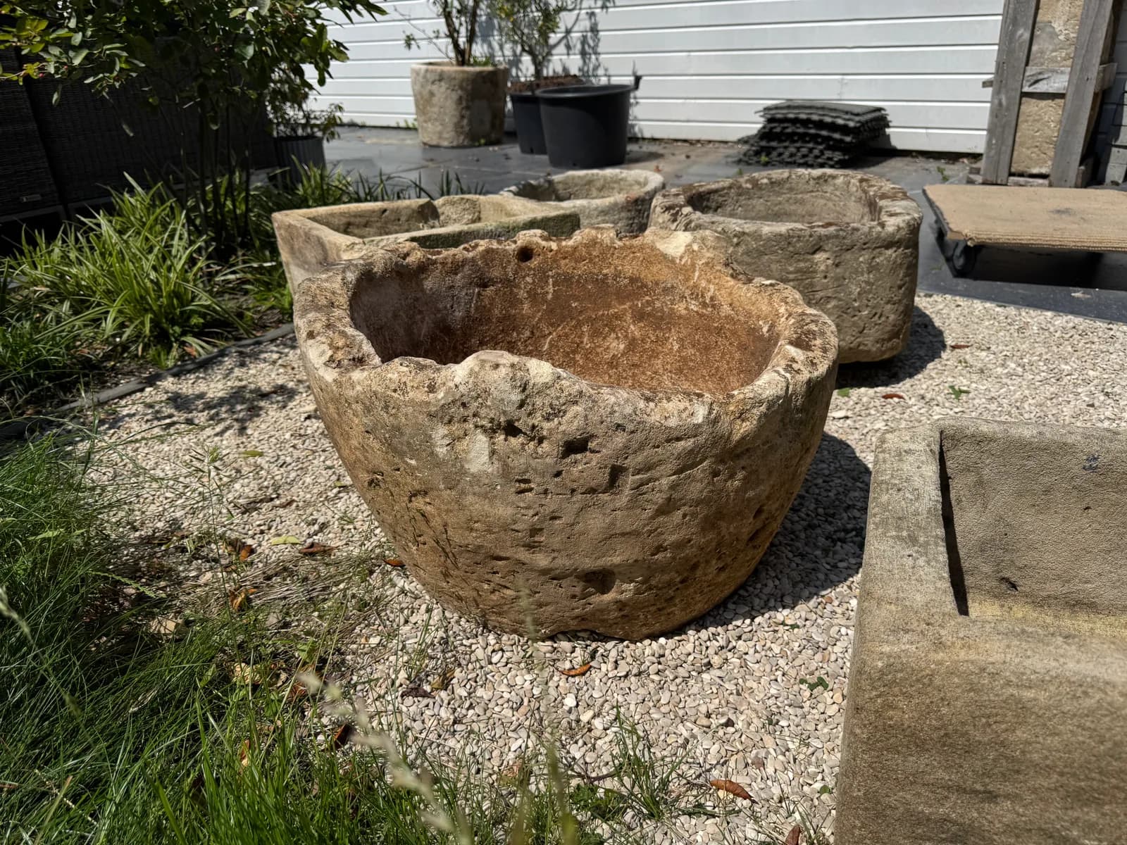Sterk gepatineerde natuurstenen pot met mos, rond (48×83), verweerde natuursteen met natuurlijke patina, handgemaakt in Indonesië foto 4