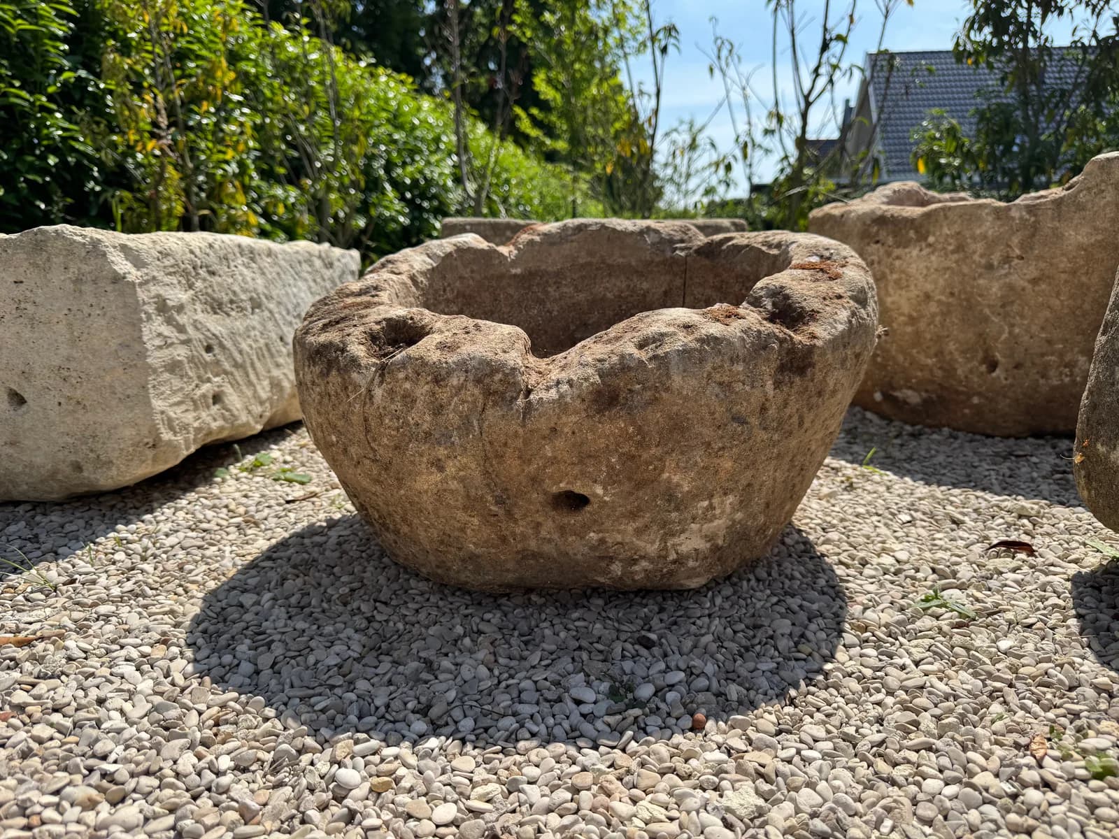 Natuurstenen pot, beige oker, lage schaalvorm met ruwe rand, verweerde kalksteen met natuurlijke patina, handgemaakt in Indonesië foto 2