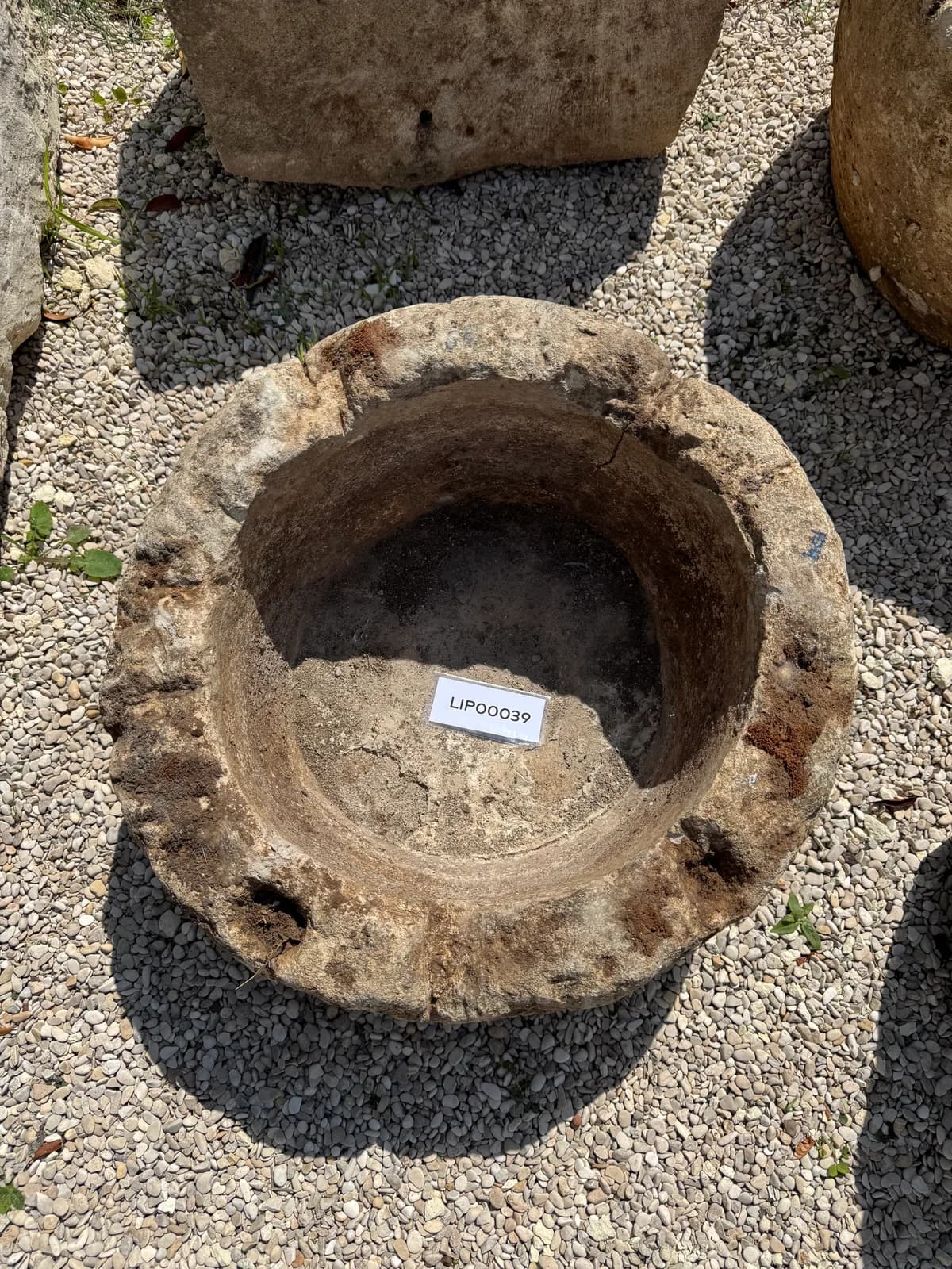Natuurstenen pot, beige oker, lage schaalvorm met ruwe rand, verweerde kalksteen met natuurlijke patina, handgemaakt in Indonesië foto 3