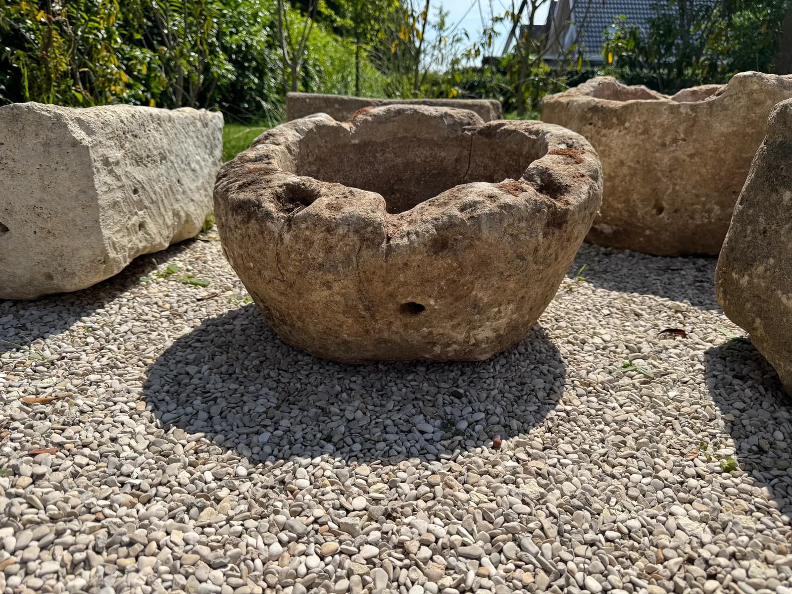 Natuurstenen pot, beige oker, lage schaalvorm met ruwe rand, verweerde kalksteen met natuurlijke patina, handgemaakt in Indonesië foto 4