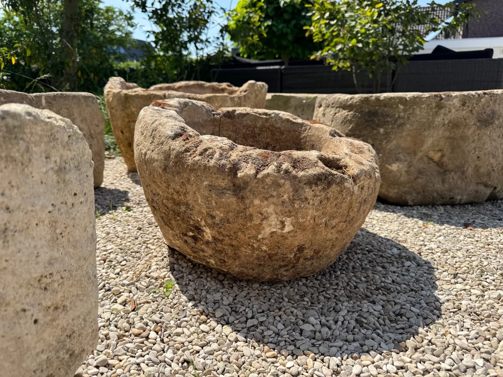 Natuurstenen pot, beige oker, lage schaalvorm met ruwe rand, verweerde kalksteen met natuurlijke patina, handgemaakt in Indonesië foto 5