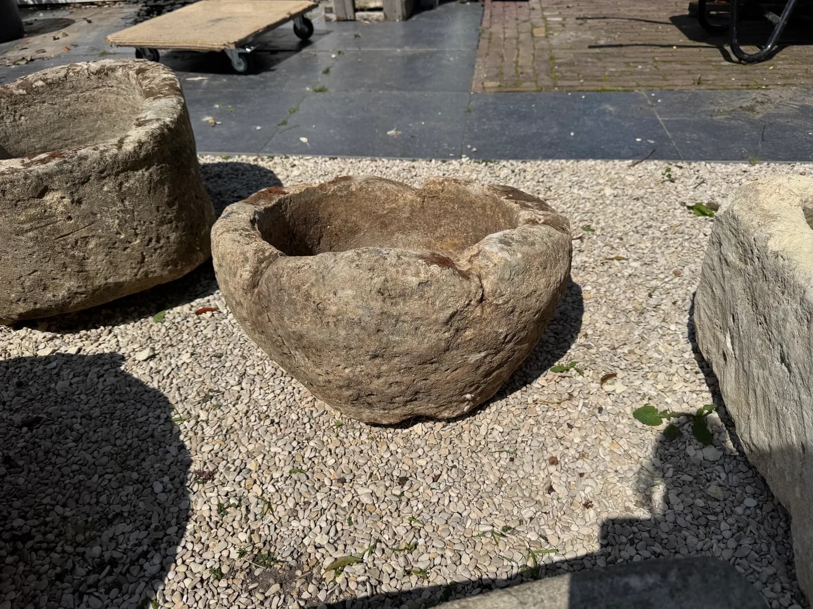 Natuurstenen pot, beige oker, lage schaalvorm met ruwe rand, verweerde kalksteen met natuurlijke patina, handgemaakt in Indonesië foto 6