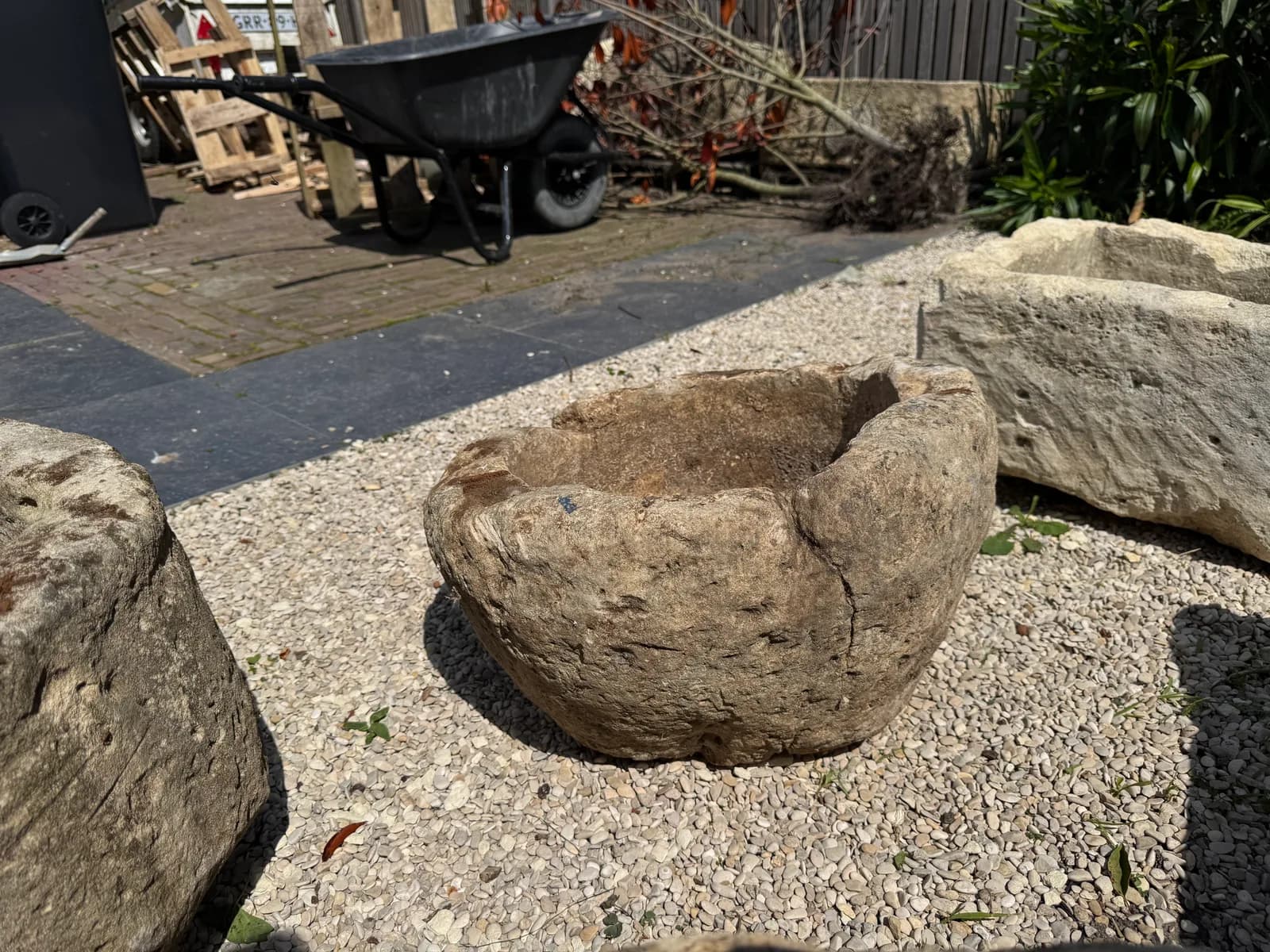 Natuurstenen pot, beige oker, lage schaalvorm met ruwe rand, verweerde kalksteen met natuurlijke patina, handgemaakt in Indonesië foto 7