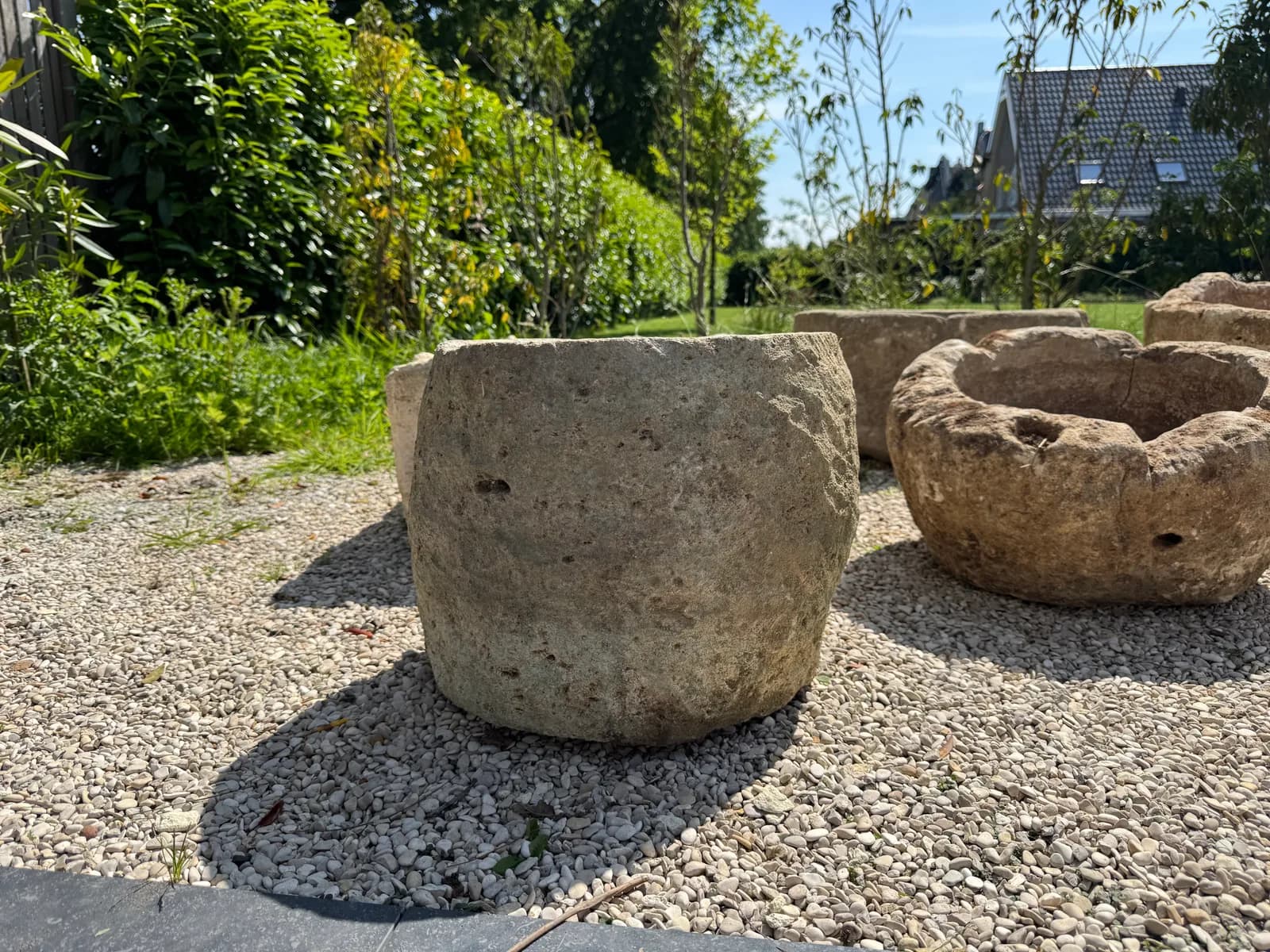 Natuurstenen pot, beige grijs, hoog rond model, verweerde kalksteen met natuurlijke patina, handgemaakt in Indonesië foto 4