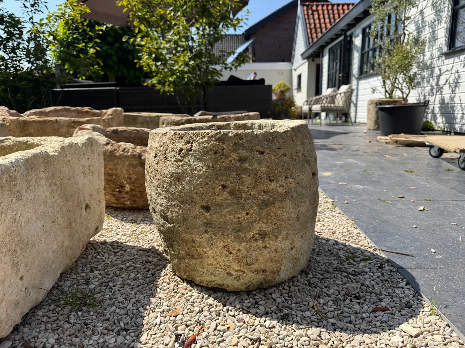 Natuurstenen pot, beige grijs, hoog rond model, verweerde kalksteen met natuurlijke patina, handgemaakt in Indonesië foto 5