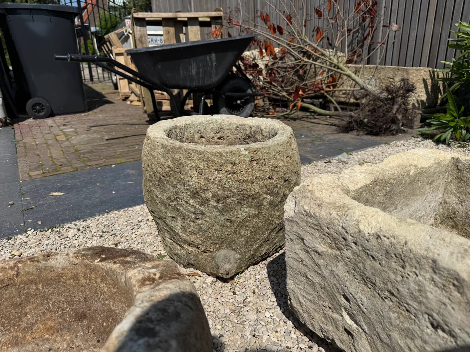 Natuurstenen pot, beige grijs, hoog rond model, verweerde kalksteen met natuurlijke patina, handgemaakt in Indonesië foto 6