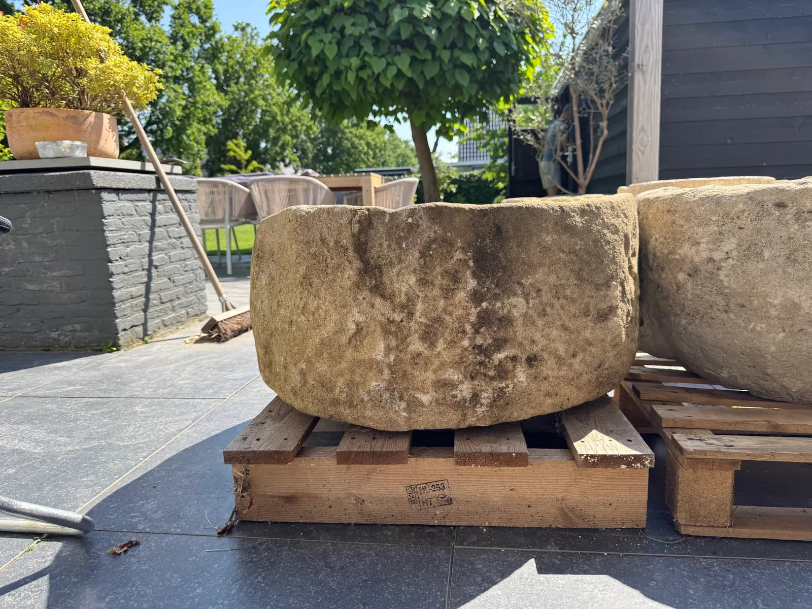 Natuurstenen pot, warm okerbeige, breed rond model, verweerde kalksteen met natuurlijke patina, handgemaakt in Indonesië foto 2