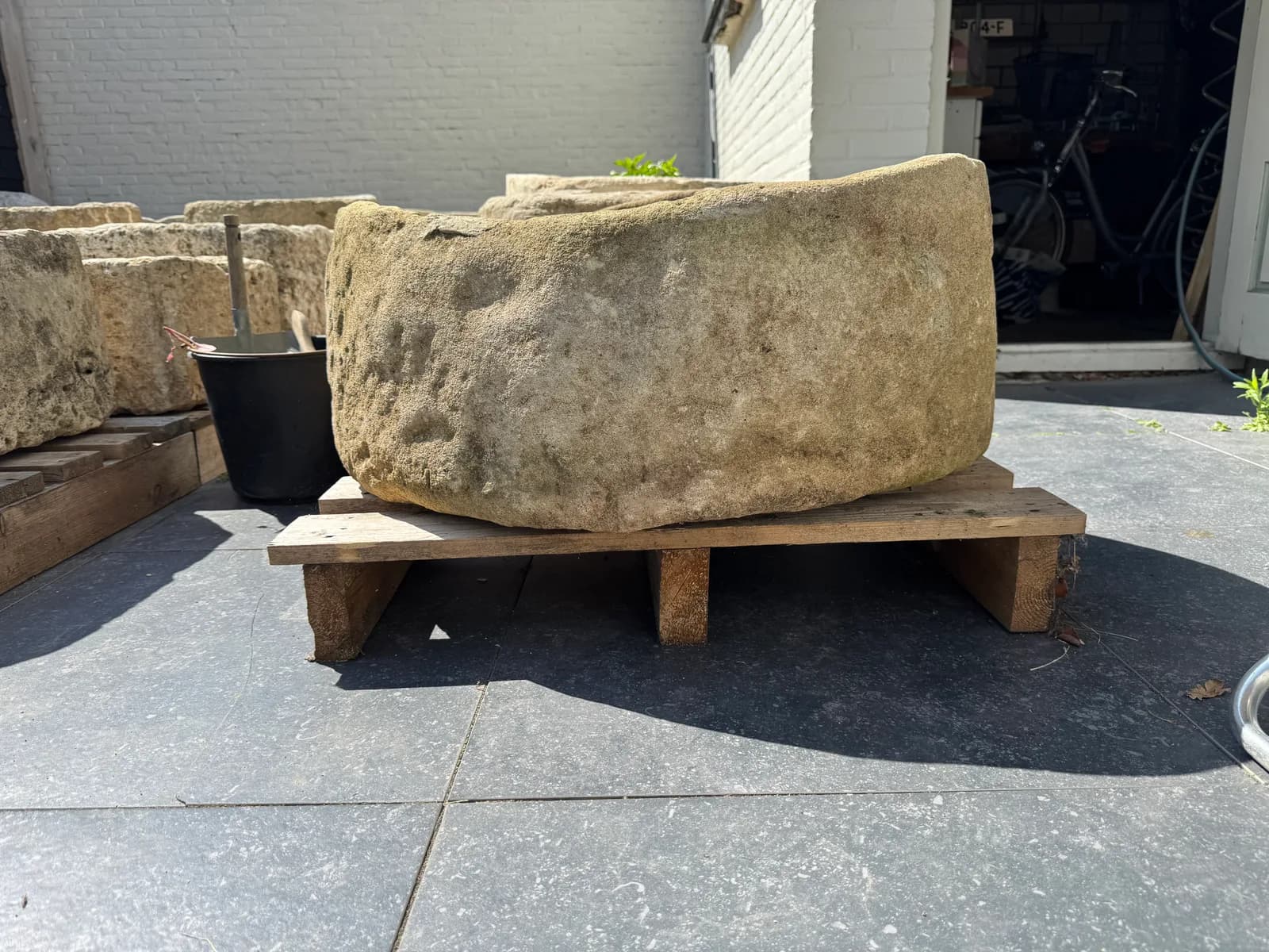 Natuurstenen pot, warm okerbeige, breed rond model, verweerde kalksteen met natuurlijke patina, handgemaakt in Indonesië foto 3