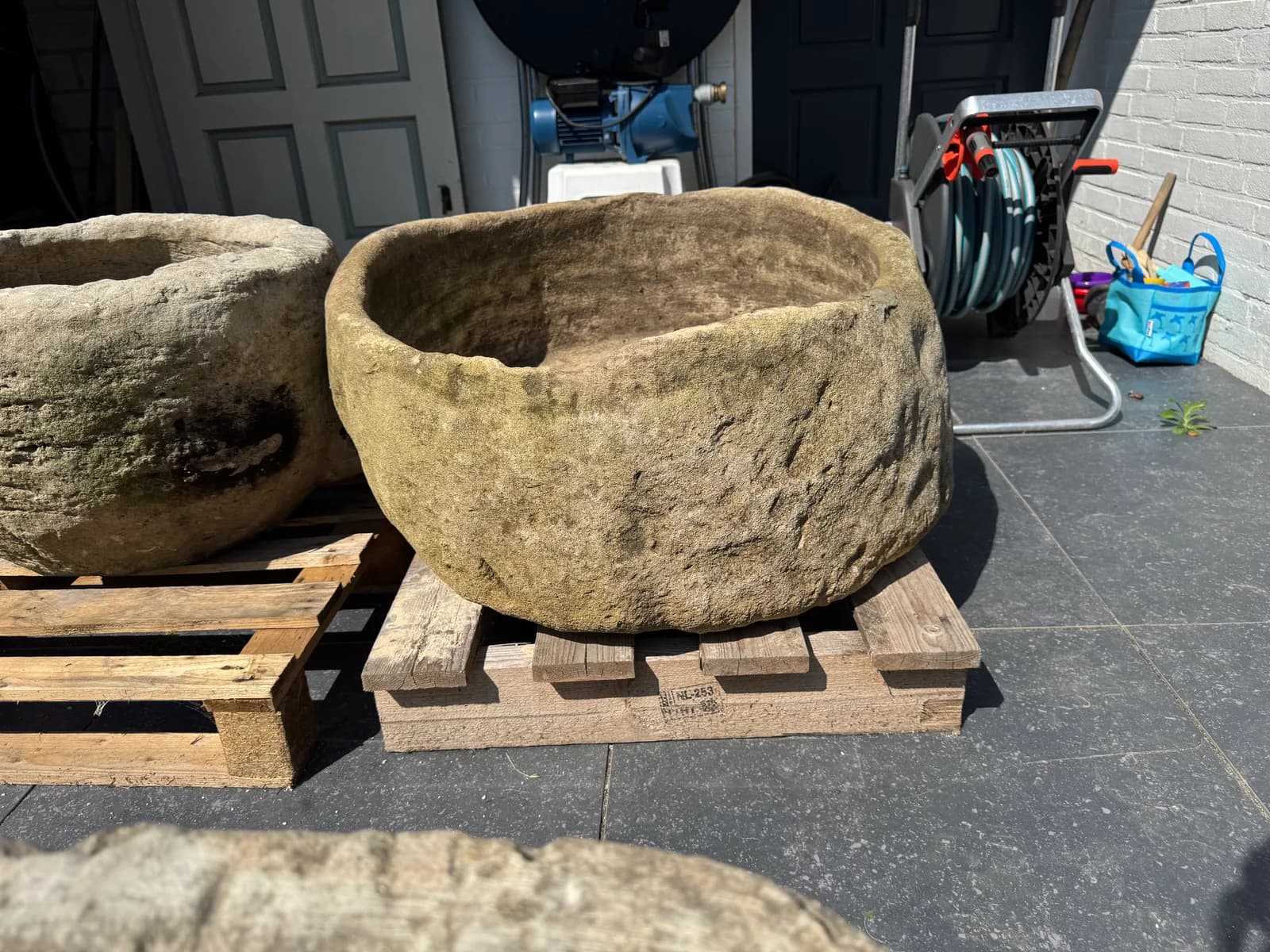 Natuurstenen pot, warm okerbeige, breed rond model, verweerde kalksteen met natuurlijke patina, handgemaakt in Indonesië foto 4