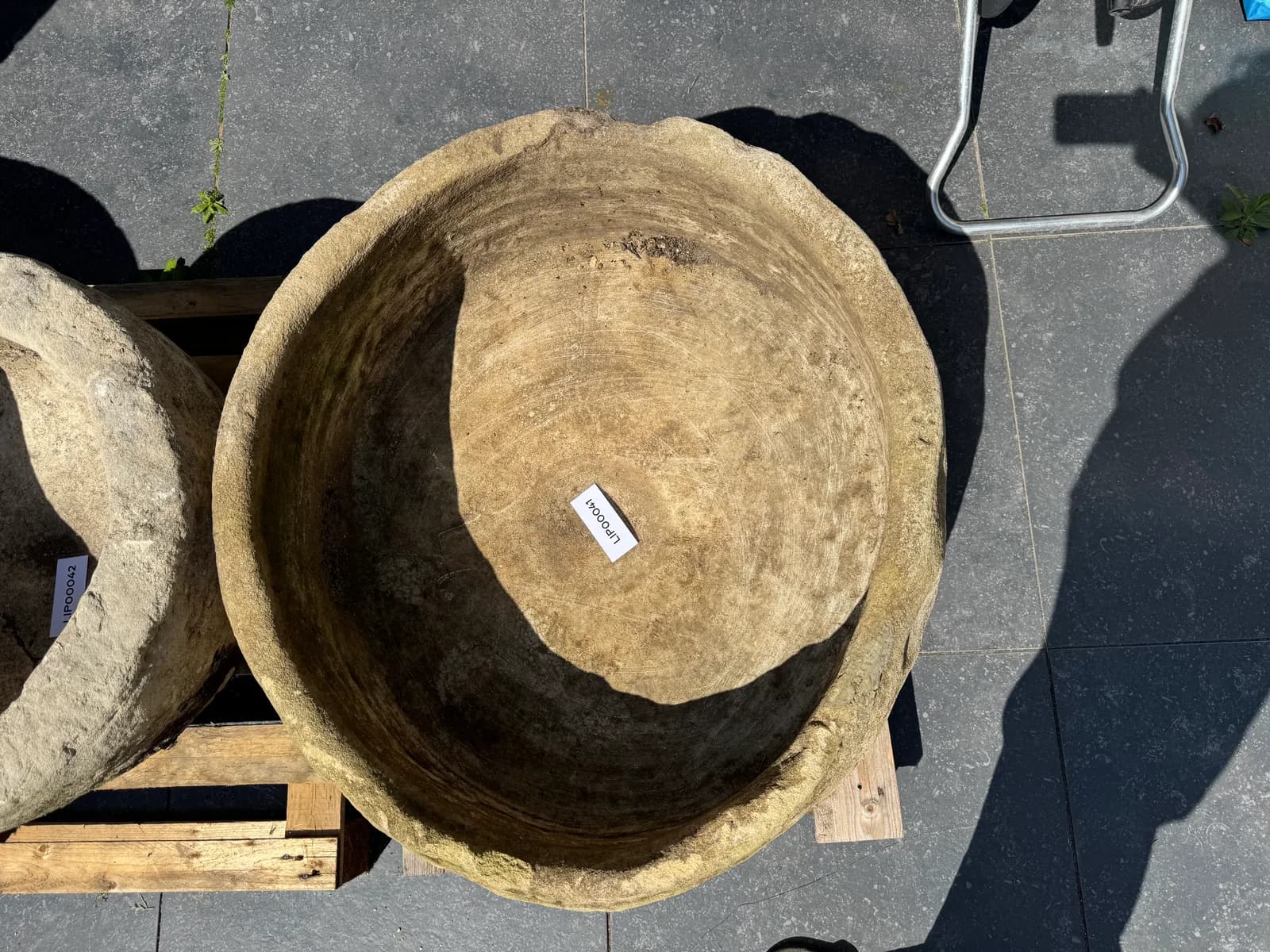 Natuurstenen pot, warm okerbeige, breed rond model, verweerde kalksteen met natuurlijke patina, handgemaakt in Indonesië foto 5
