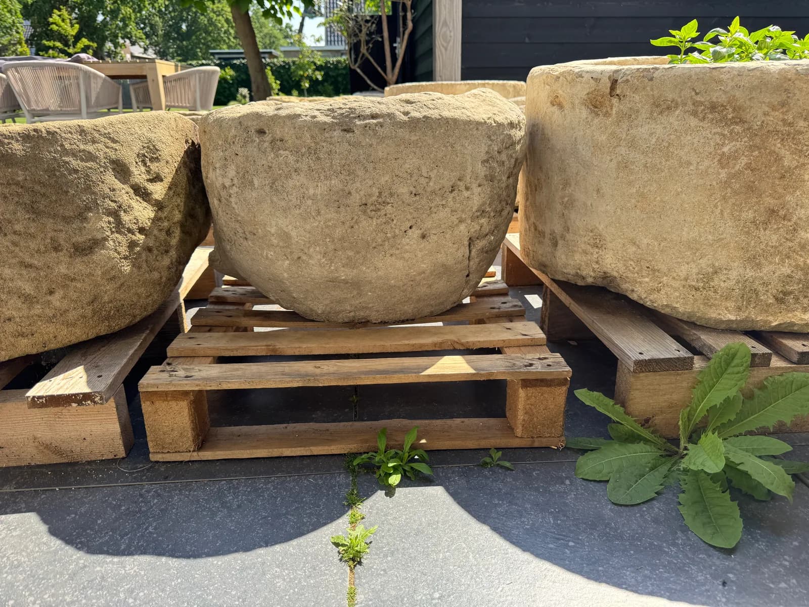 Natuurstenen pot, zandbeige, diepe komvorm, verweerde kalksteen met natuurlijke patina, handgemaakt in Indonesië foto 2