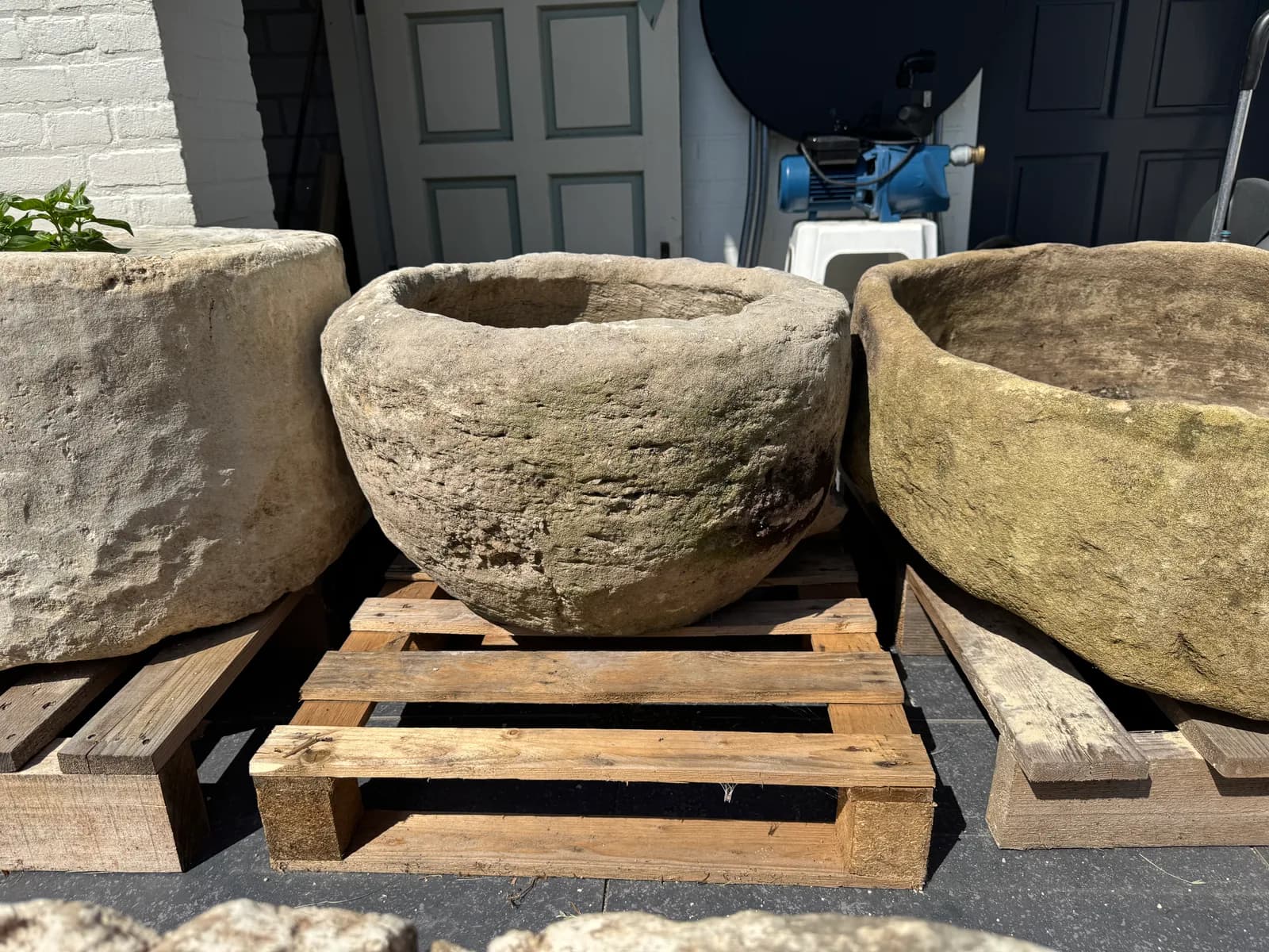 Natuurstenen pot, zandbeige, diepe komvorm, verweerde kalksteen met natuurlijke patina, handgemaakt in Indonesië foto 3