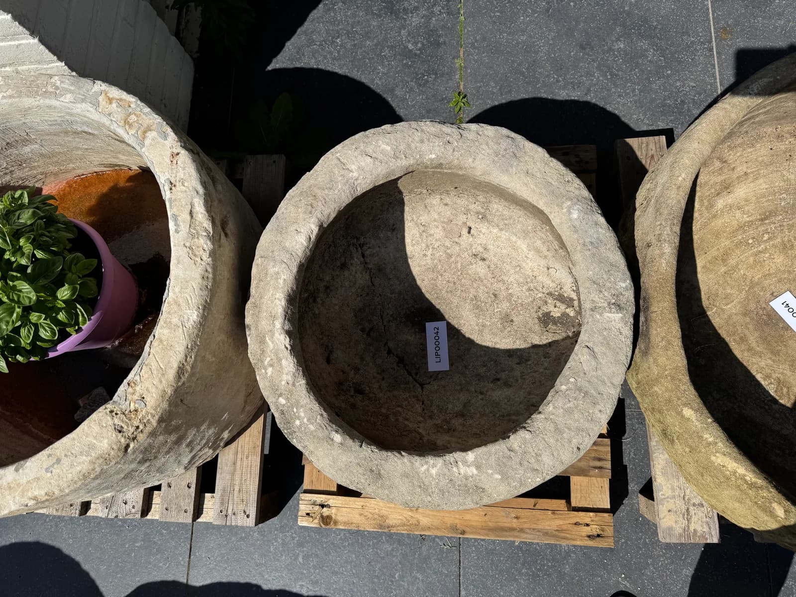 Natuurstenen pot, zandbeige, diepe komvorm, verweerde kalksteen met natuurlijke patina, handgemaakt in Indonesië foto 4