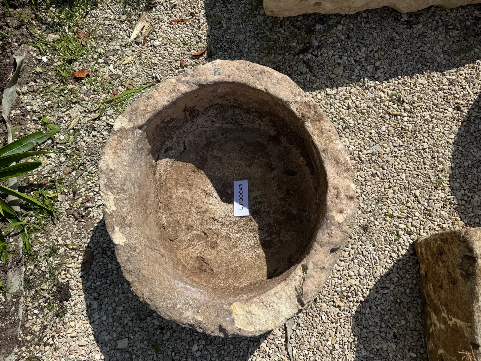 Natuurstenen pot, beige, rond met dikke verweerde rand, verweerde kalksteen met natuurlijke patina, handgemaakt in Indonesië foto 3
